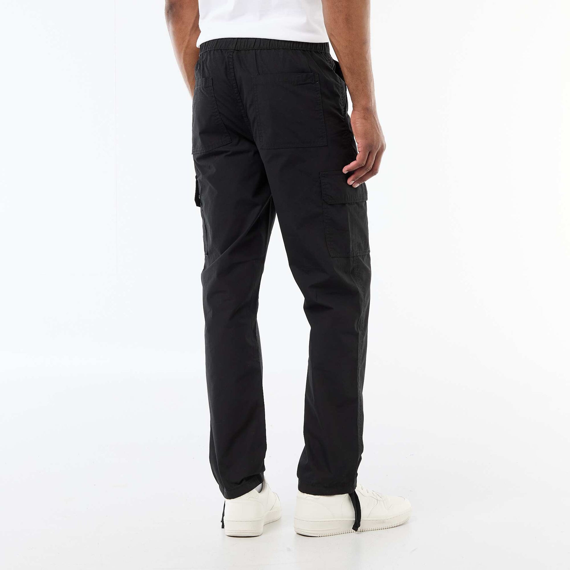 ჩვეულებრივი ზომის მრავალჯიბიანი შარვალი შავი