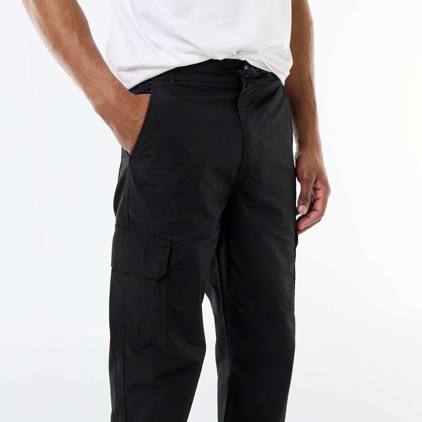 ჩვეულებრივი ზომის მრავალჯიბიანი შარვალი შავი