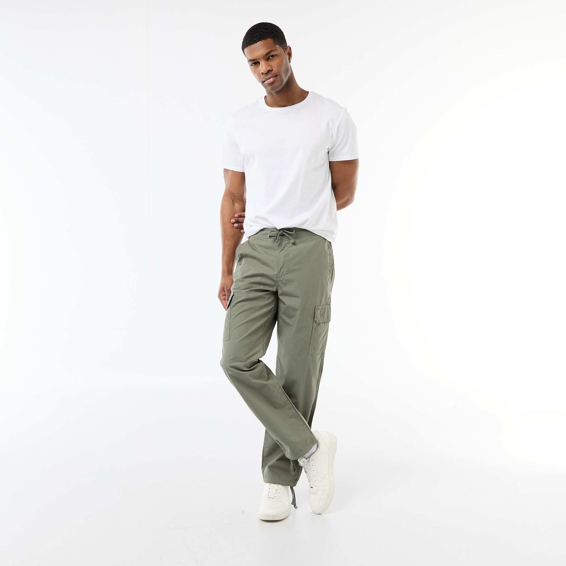 ჩვეულებრივი ზომის მრავალჯიბიანი შარვალი მწვანე