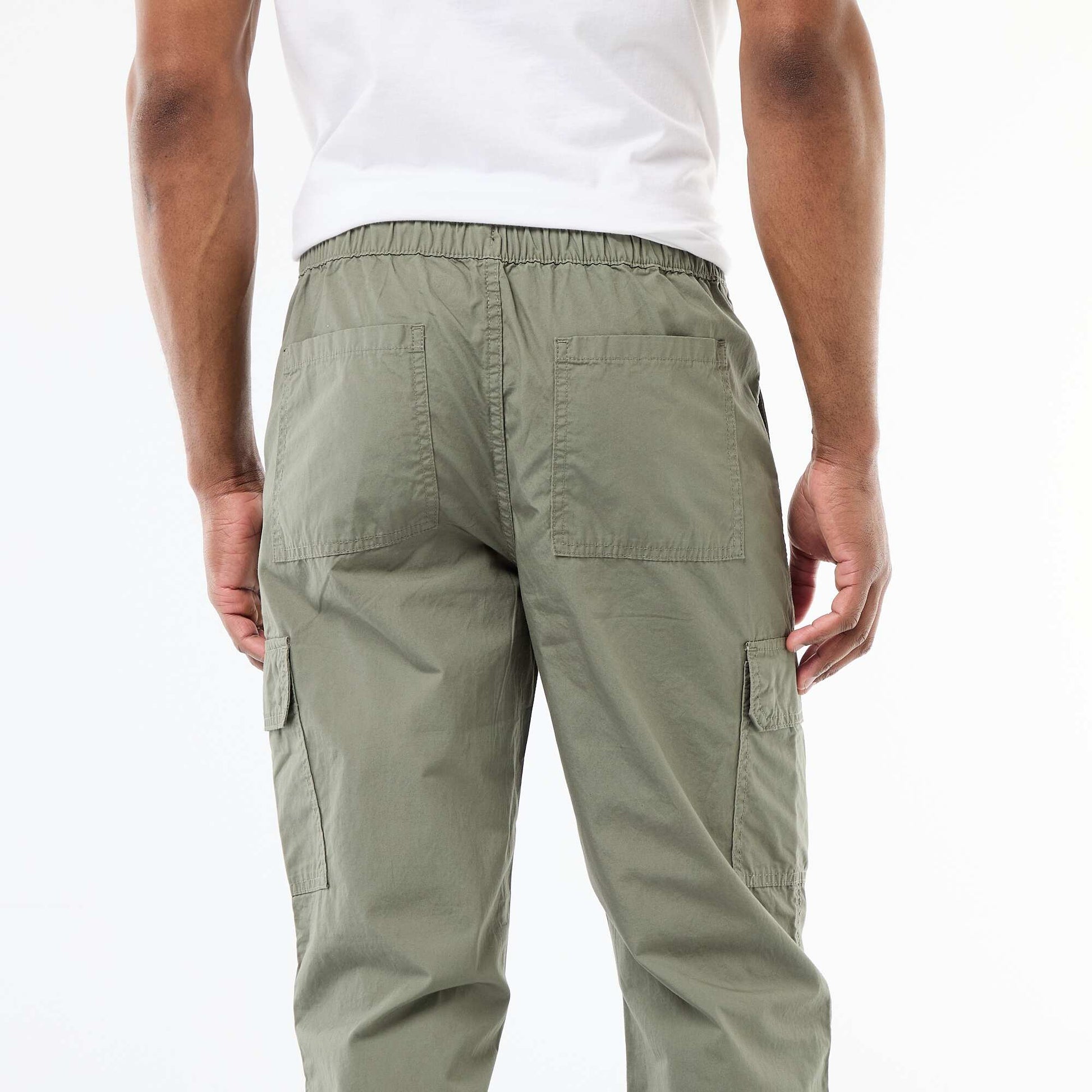 ჩვეულებრივი ზომის მრავალჯიბიანი შარვალი მწვანე