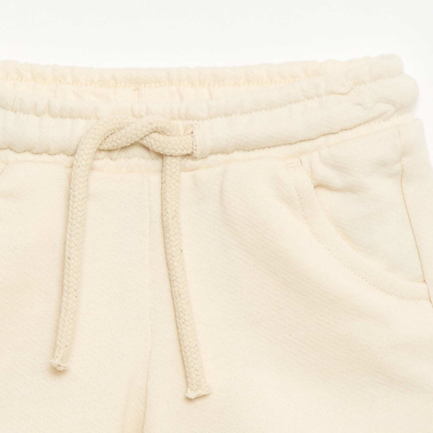 სადა მსუბუქი საწმისი შორტი თეთრი