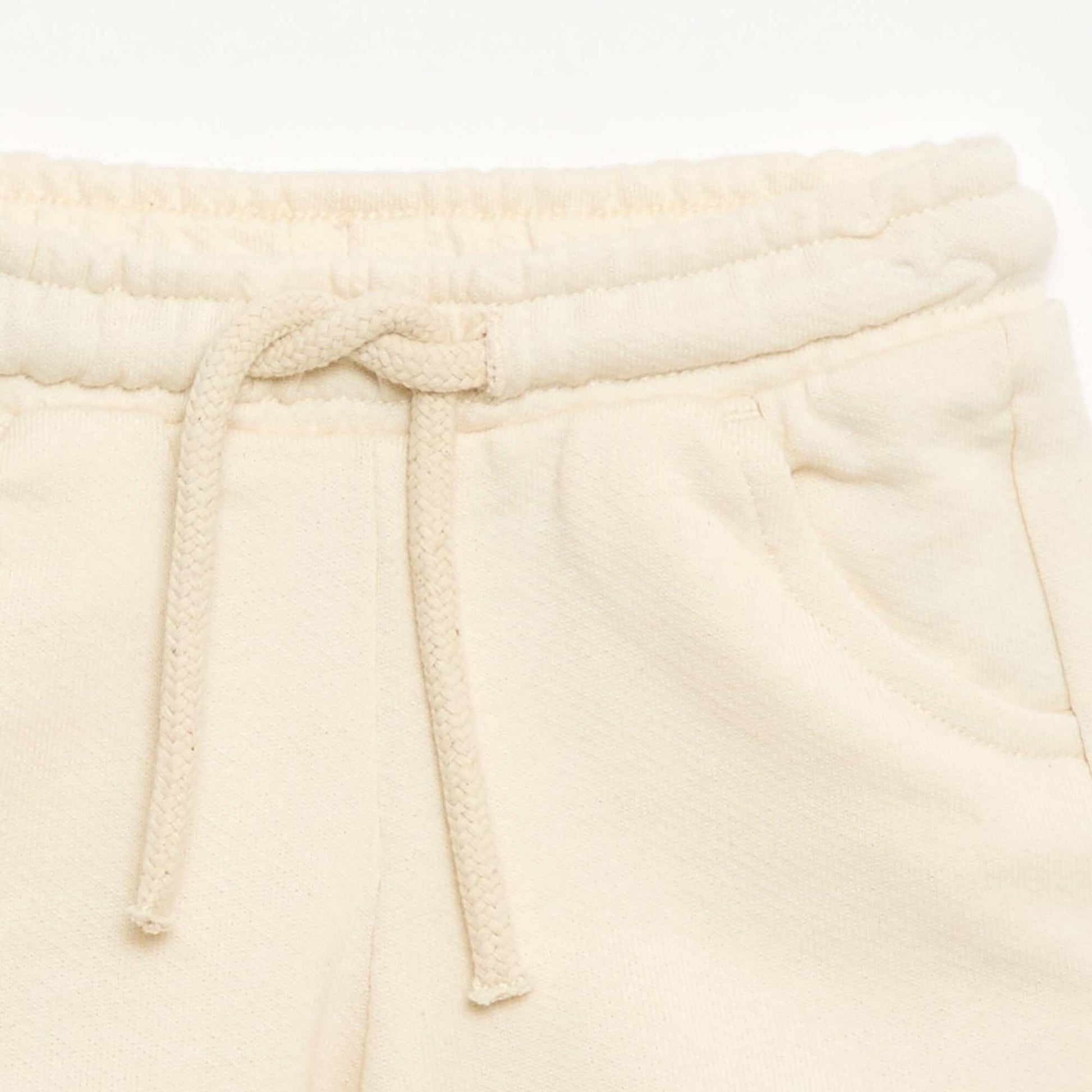 სადა მსუბუქი საწმისი შორტი თეთრი