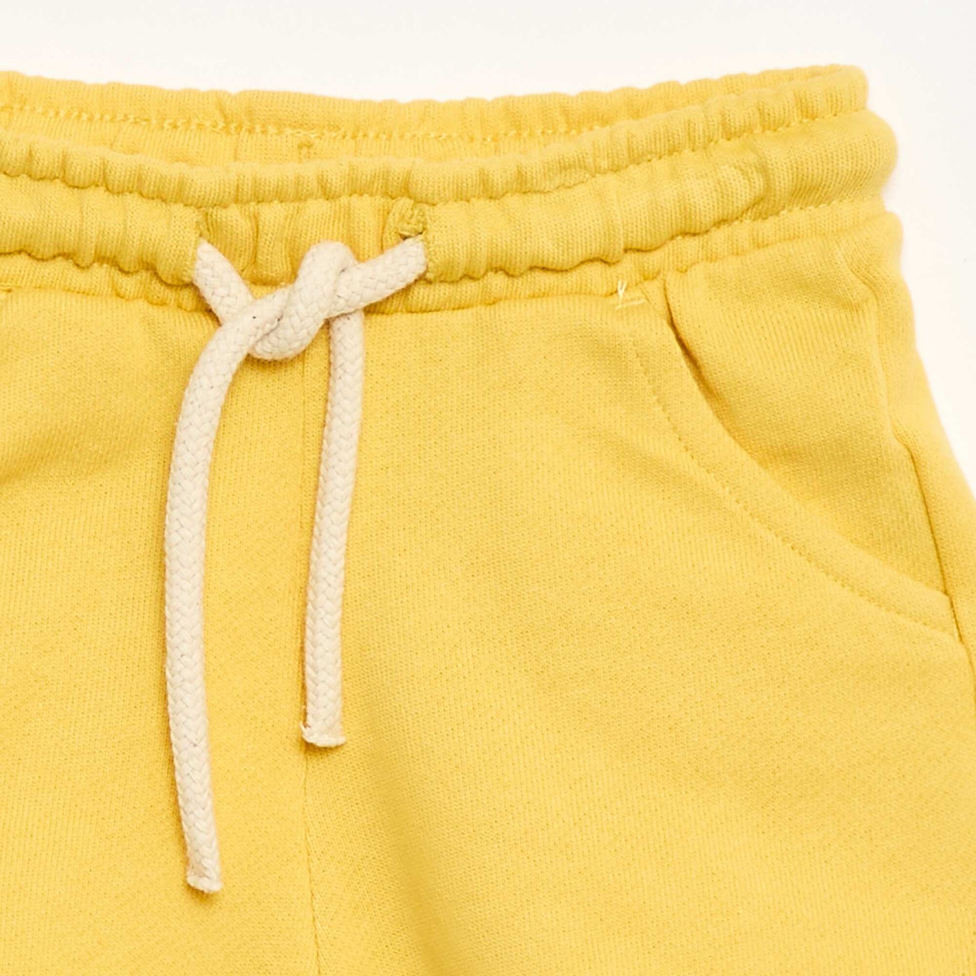 სადა მსუბუქი საწმისი შორტი ყვითელი