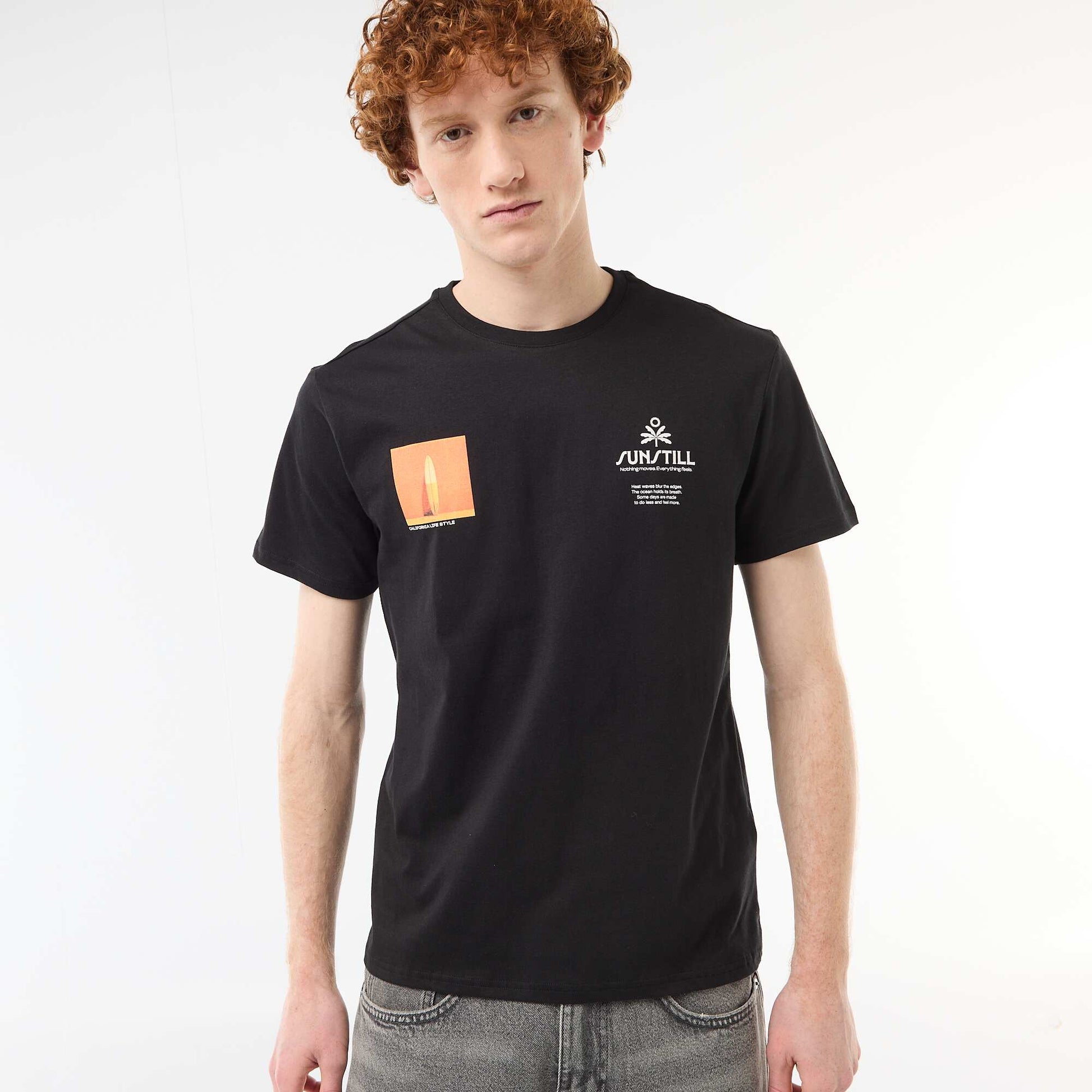 პრინტიანი ბამბის ჯვარედინი ყელიანი მაისური თეთრი