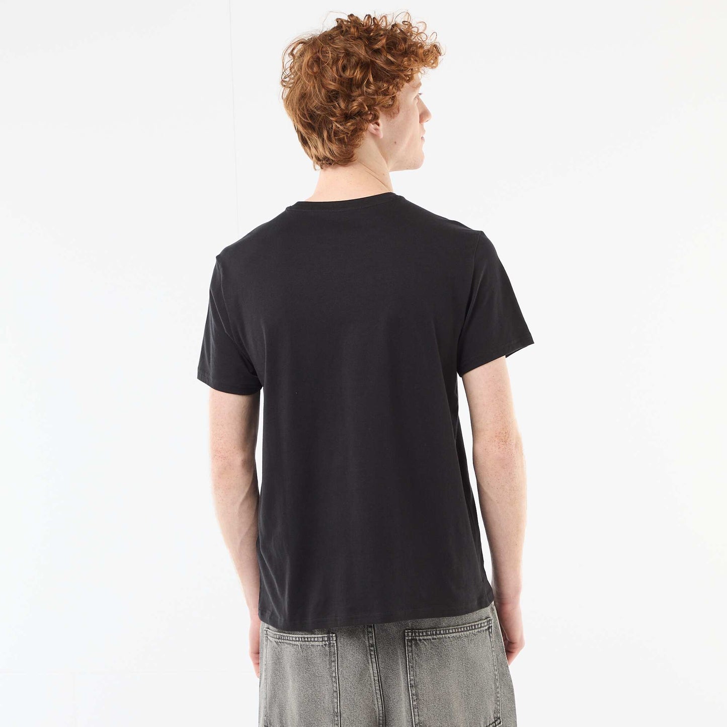 პრინტიანი ბამბის ჯვარედინი ყელიანი მაისური თეთრი