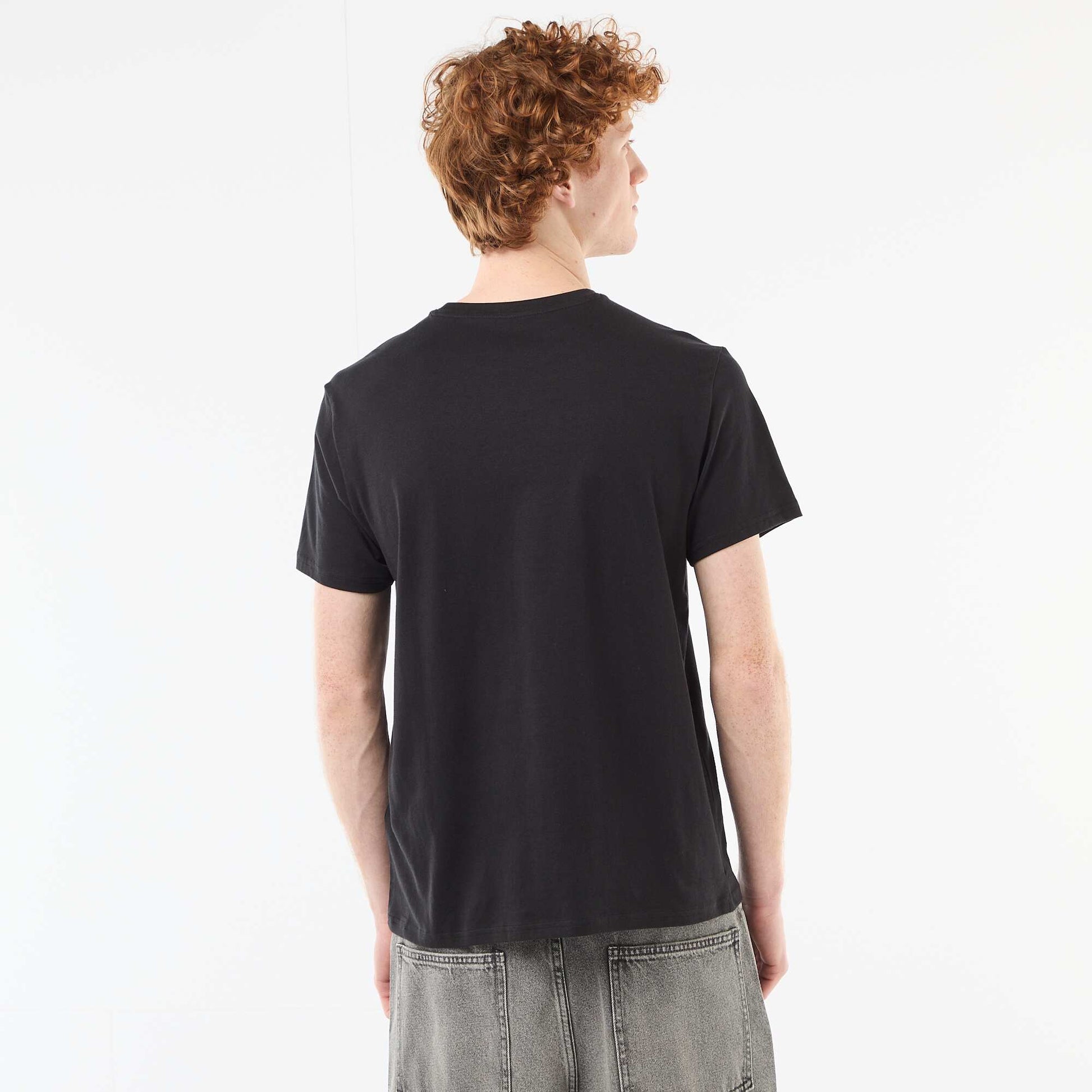 პრინტიანი ბამბის ჯვარედინი ყელიანი მაისური თეთრი