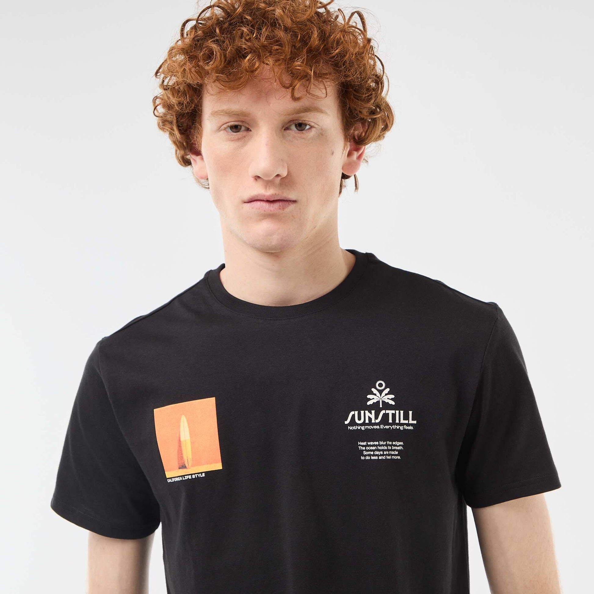 პრინტიანი ბამბის ჯვარედინი ყელიანი მაისური თეთრი