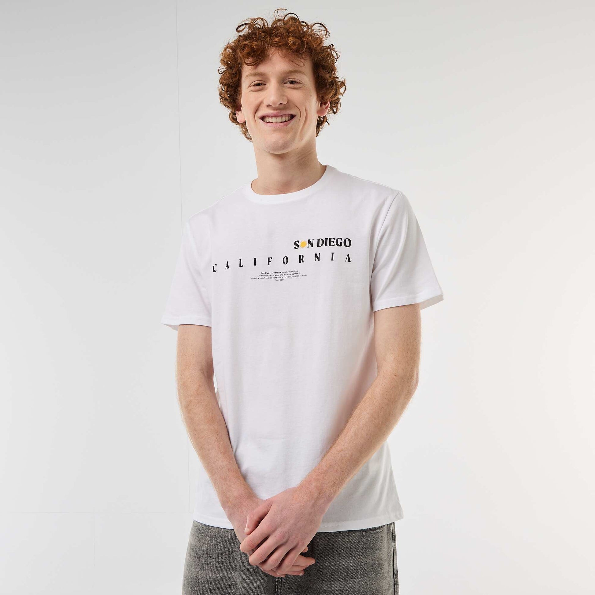 პრინტიანი ბამბის ჯვარედინი ყელიანი მაისური თეთრი