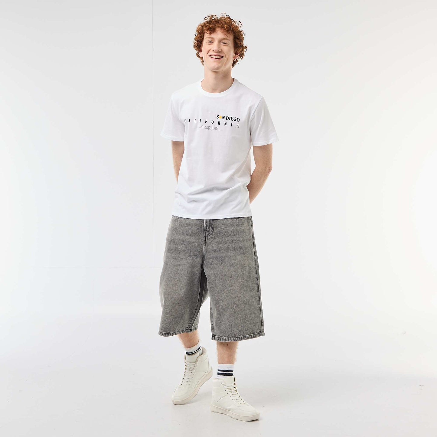 პრინტიანი ბამბის ჯვარედინი ყელიანი მაისური თეთრი