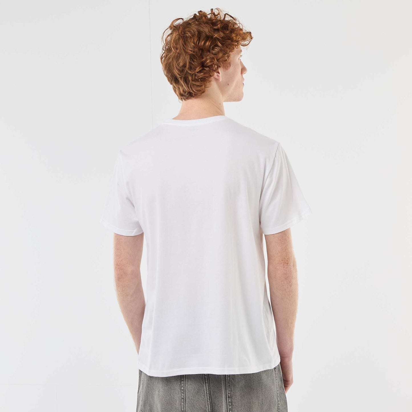 პრინტიანი ბამბის ჯვარედინი ყელიანი მაისური თეთრი