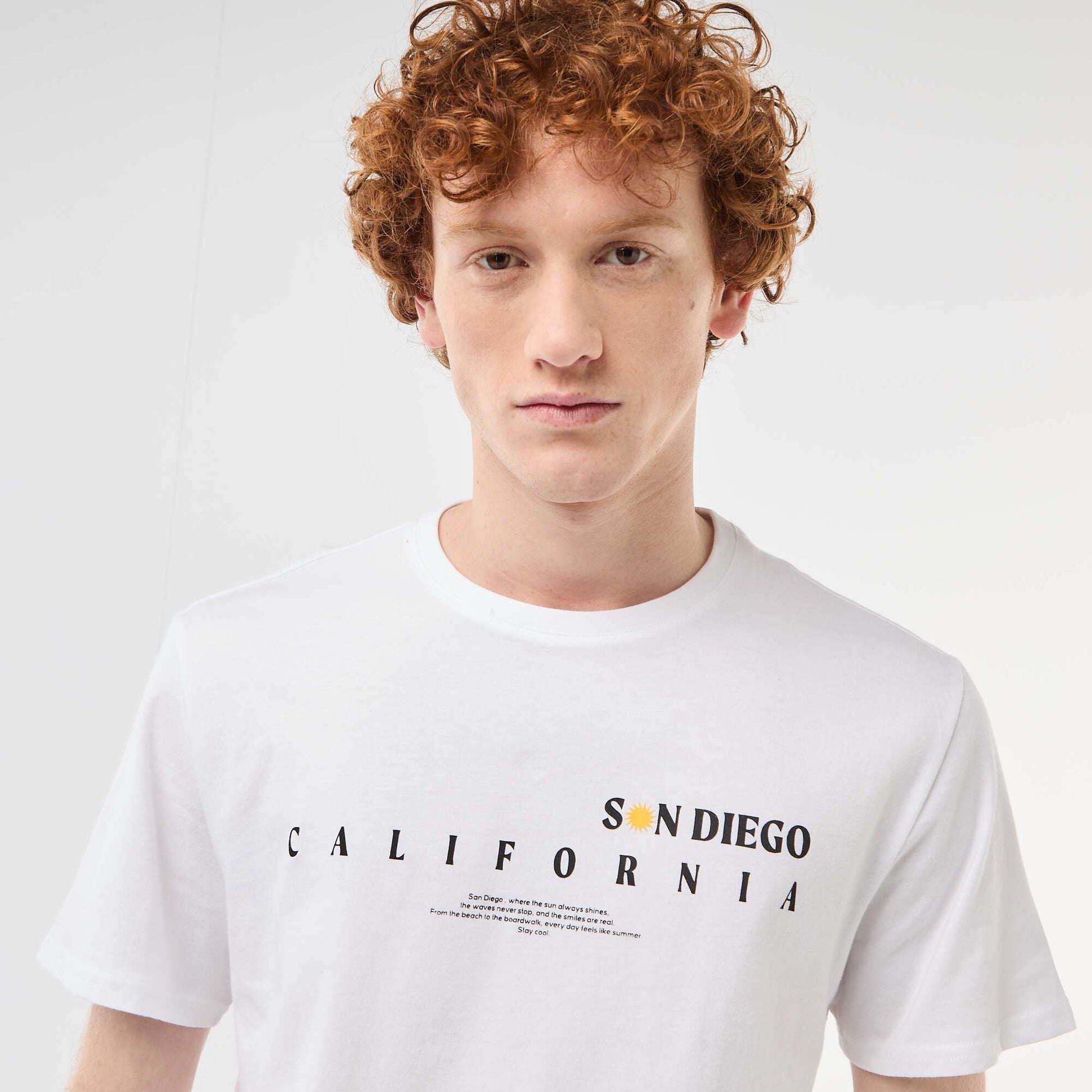 პრინტიანი ბამბის ჯვარედინი ყელიანი მაისური თეთრი