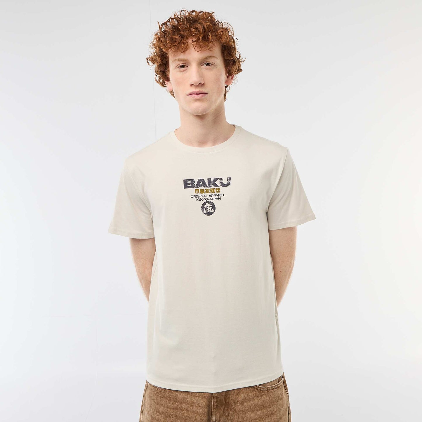 პრინტიანი ბამბის ჯვარედინი ყელიანი მაისური კრემისფერი