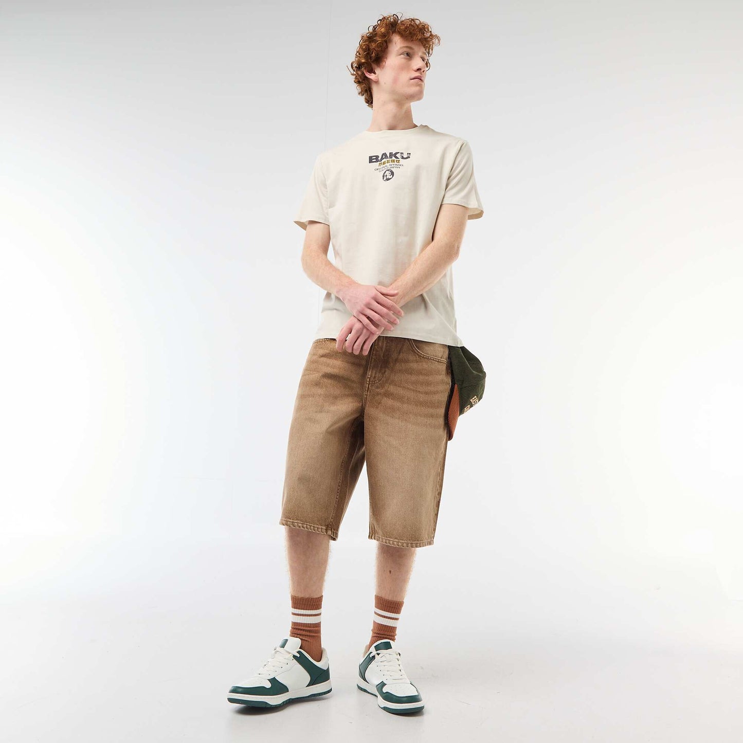 პრინტიანი ბამბის ჯვარედინი ყელიანი მაისური კრემისფერი