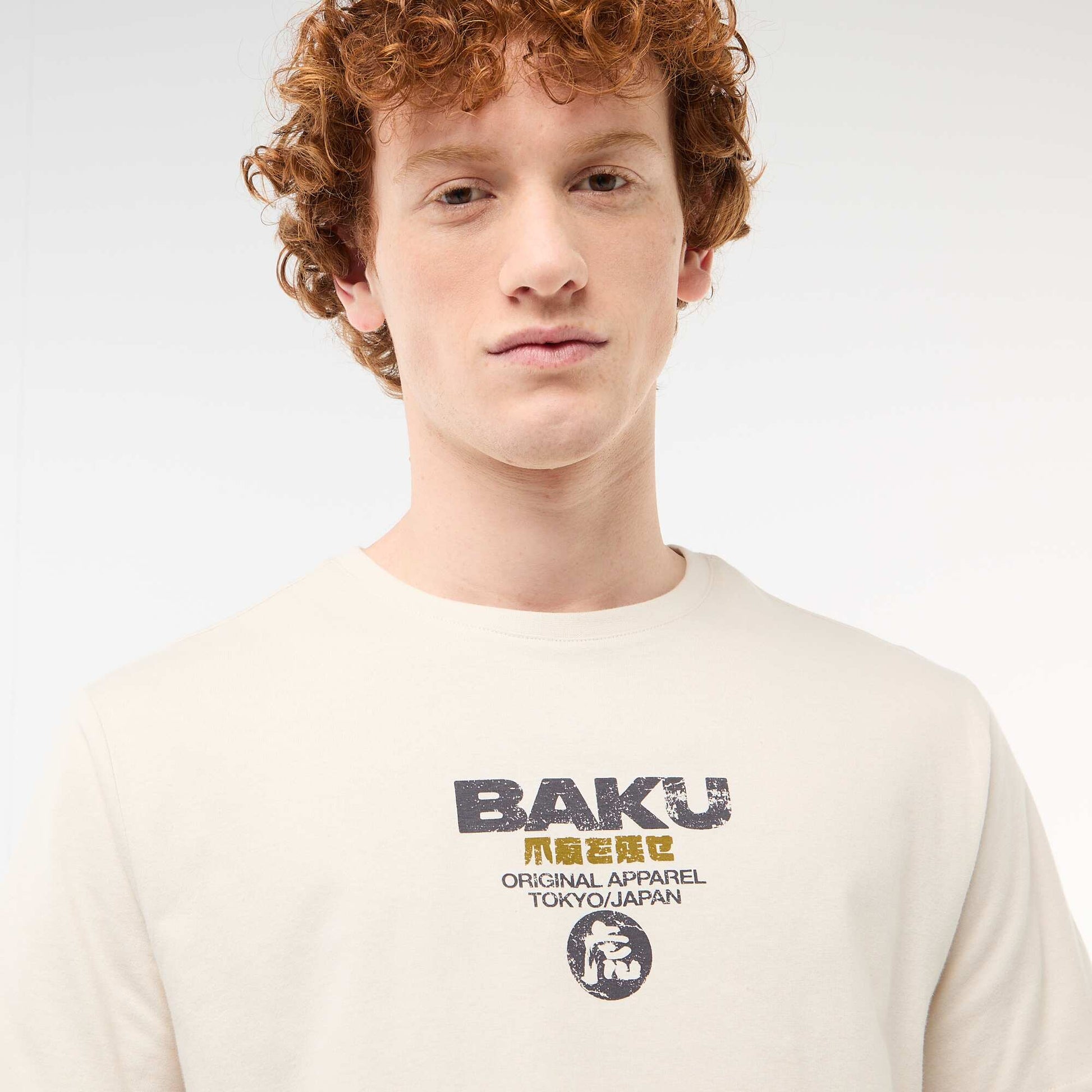 პრინტიანი ბამბის ჯვარედინი ყელიანი მაისური კრემისფერი