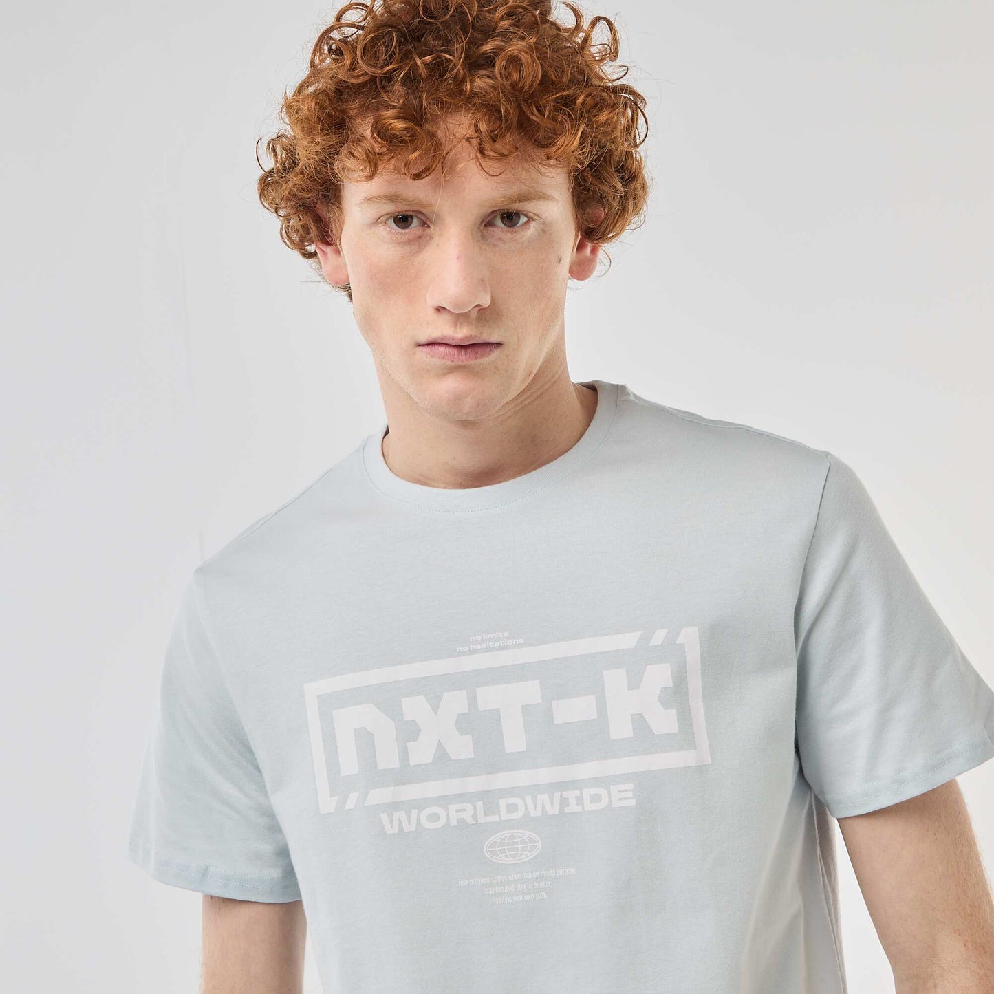 პრინტიანი ბამბის ნაცრისფერი, კრემ-ყელიანი მაისური