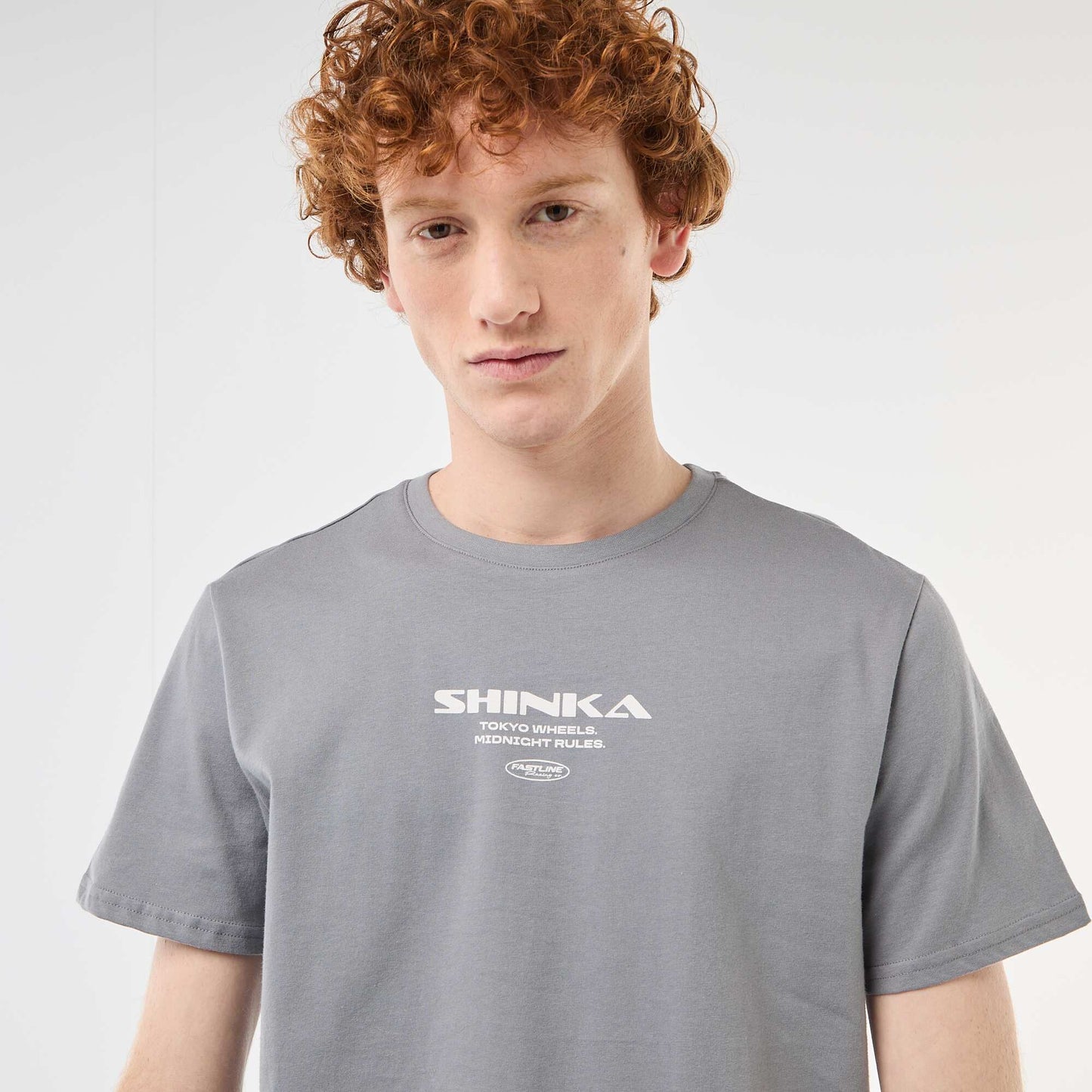 პრინტიანი ბამბის ნაცრისფერი, კრემ-ყელიანი მაისური