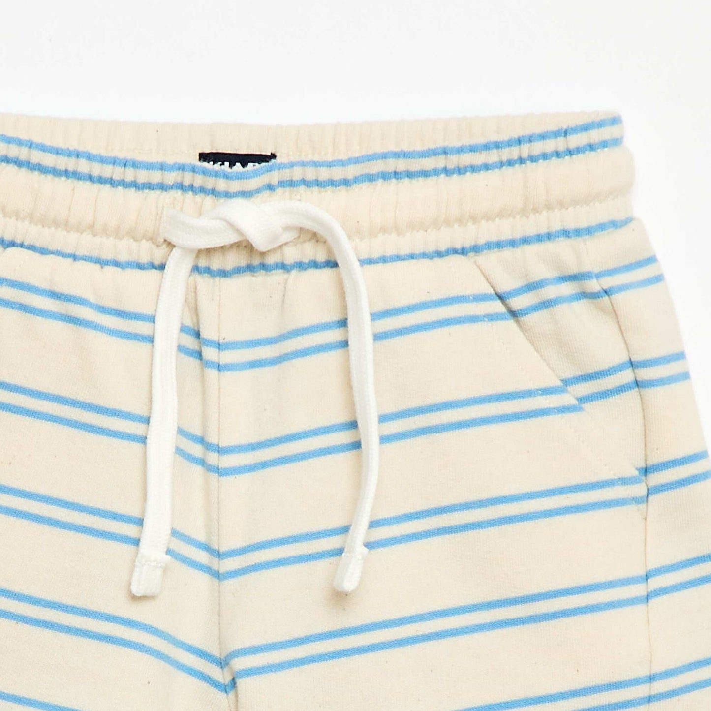 დაუვარცხნელი საწმისი შორტი თეთრი