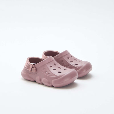 ერთი ფერის დახურული საპლაჟო ფეხსაცმელი იასამნისფერი