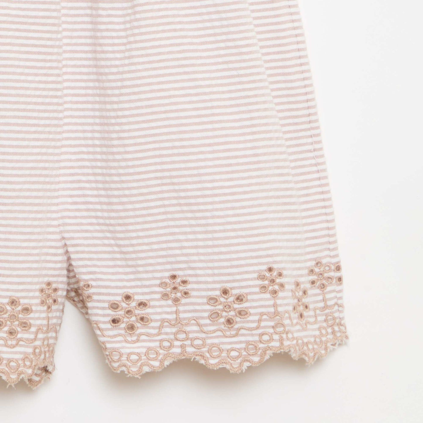 ზოლიანი მოკლე რომპერი სირსაკერით, სმოკინგით და ნაქარგებით კრემისფერი