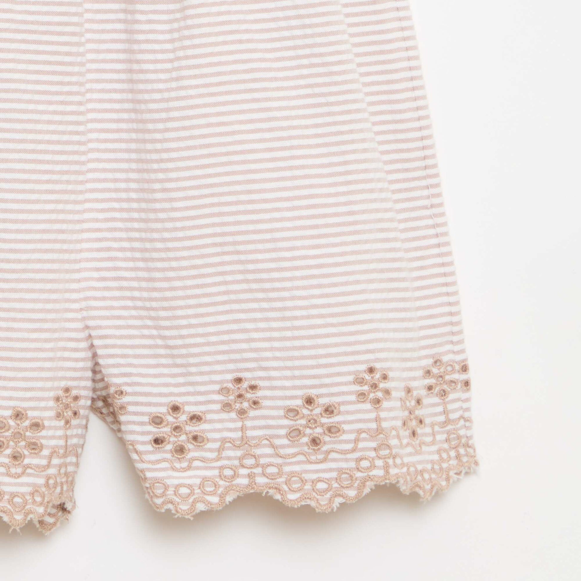 ზოლიანი მოკლე რომპერი სირსაკერით, სმოკინგით და ნაქარგებით კრემისფერი