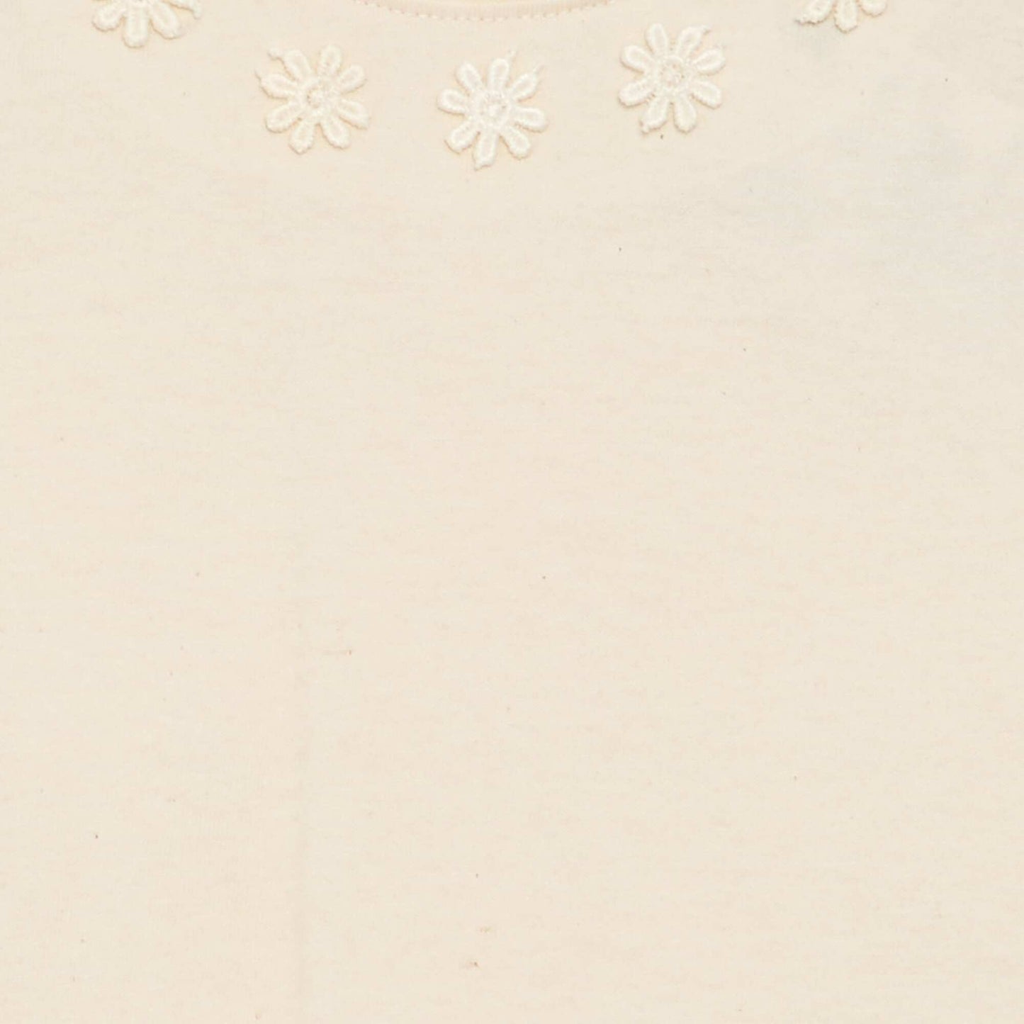 მთლიანი მაისური ლამაზი ყვავილებიანი საყელოთი კრემისფერი