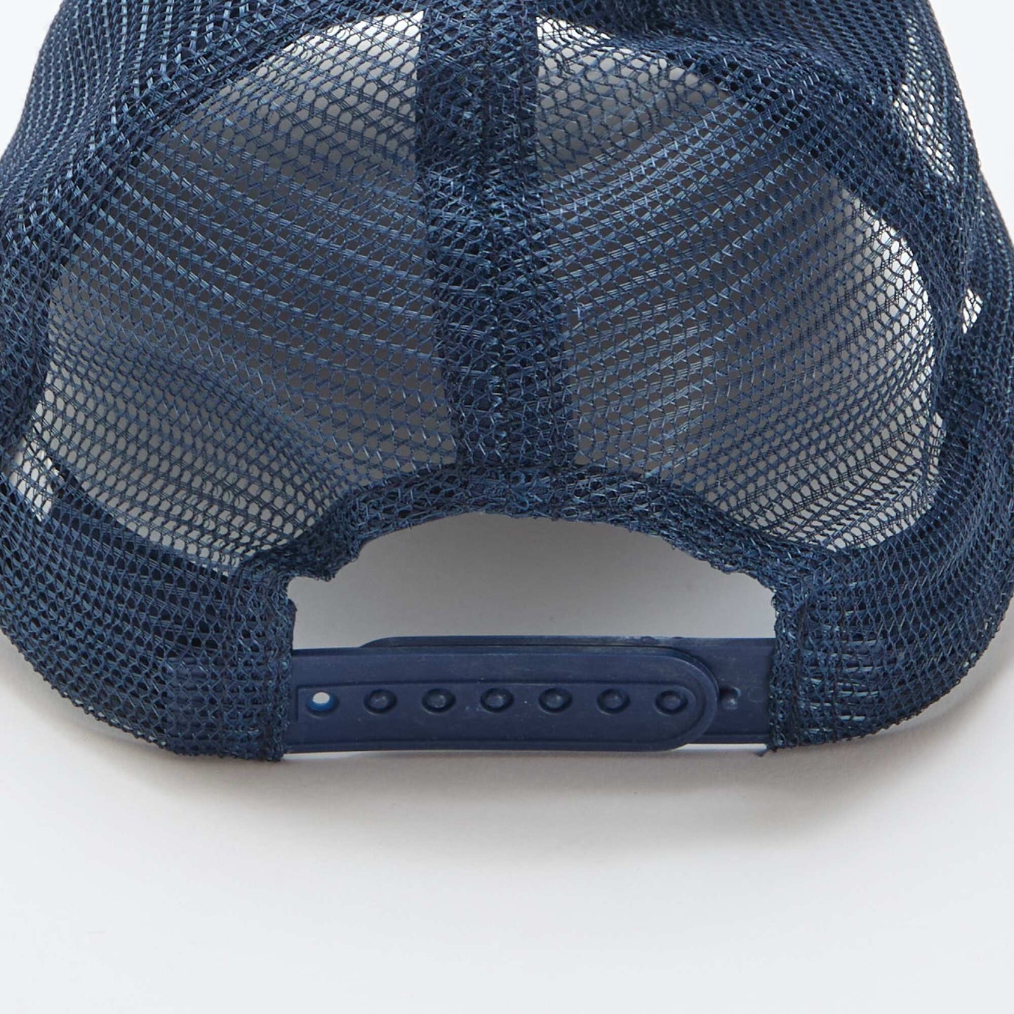 ბადისებრი ქუდი წინა მხარეს ქარგვა ლურჯი