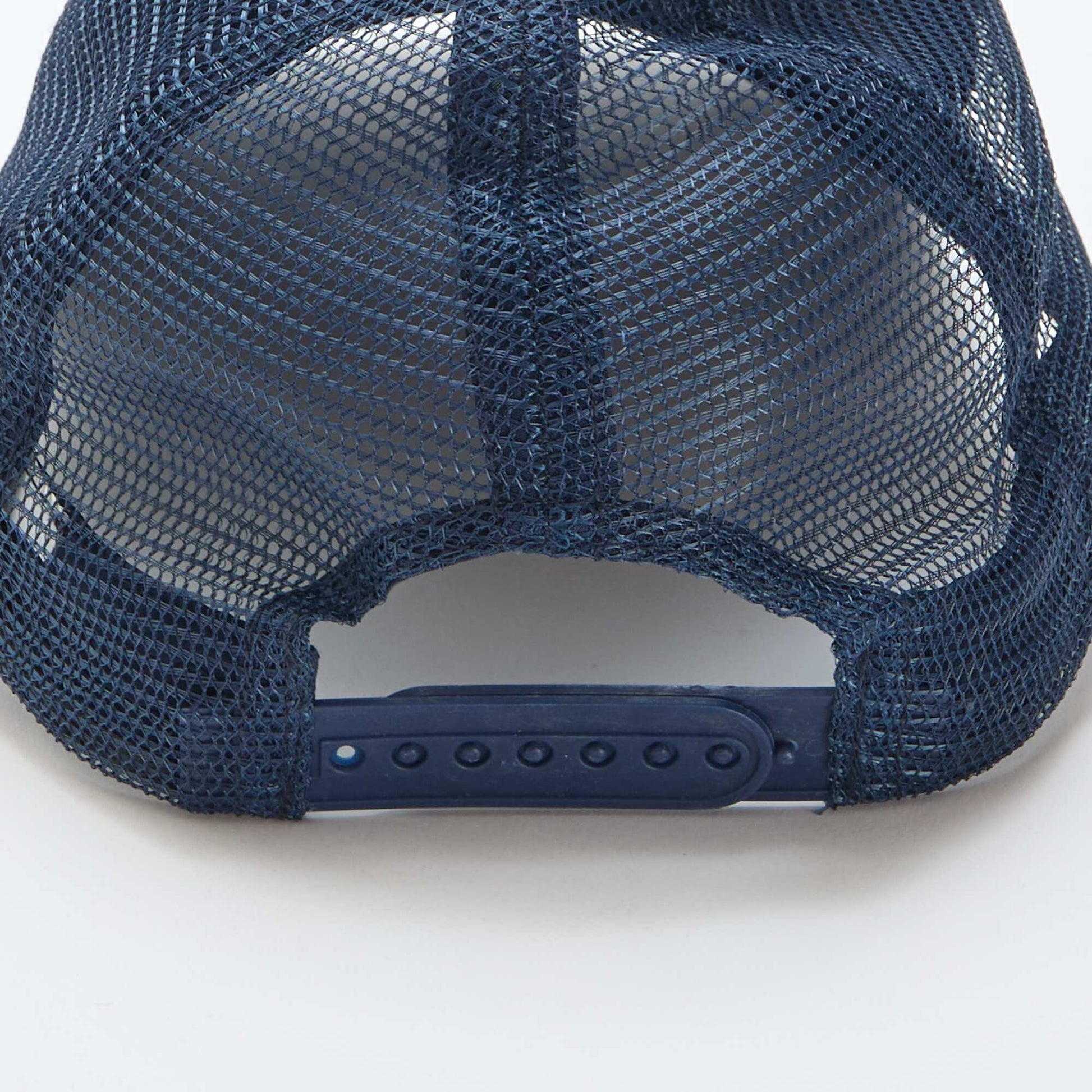 ბადისებრი ქუდი წინა მხარეს ქარგვა ლურჯი