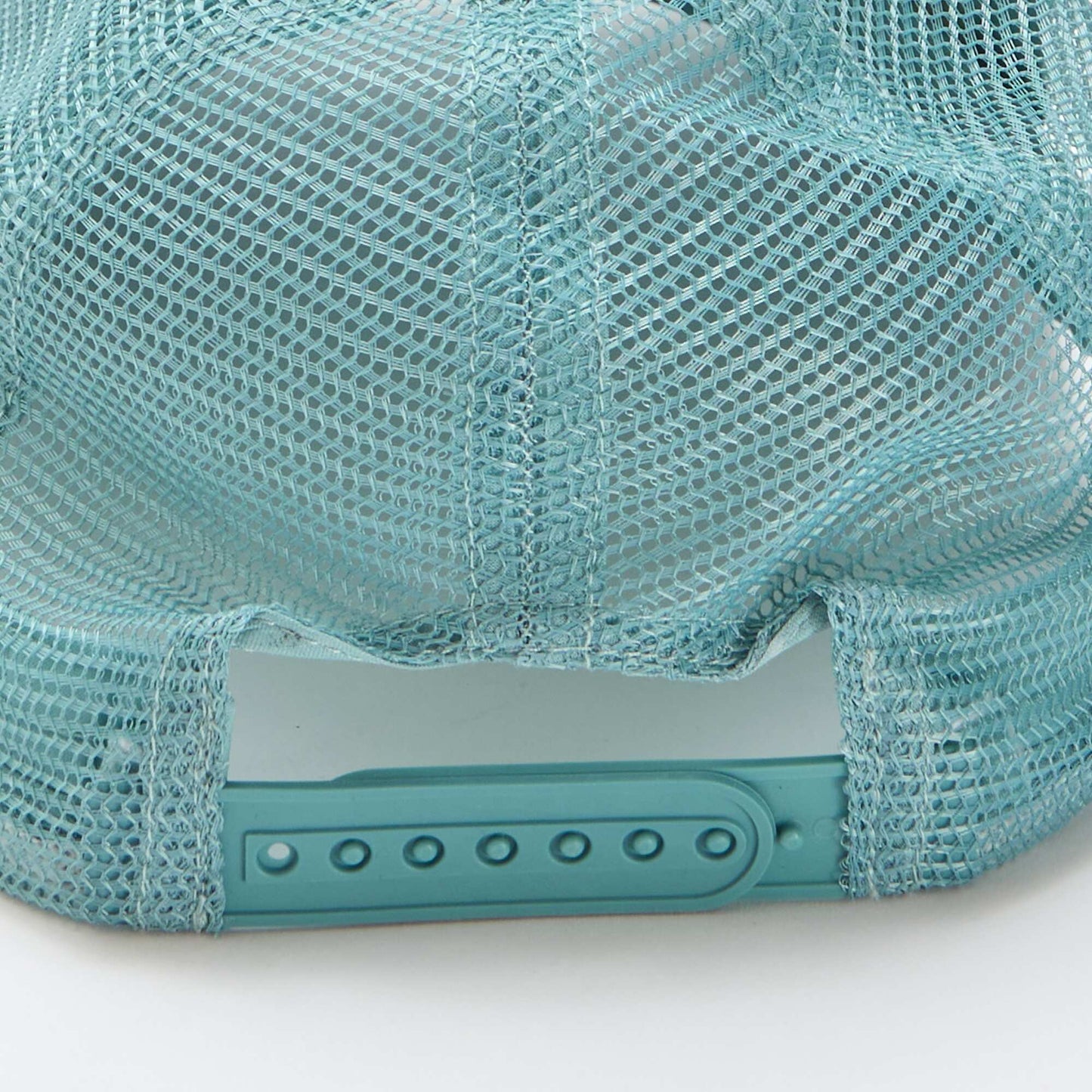 ბადისებრი ქუდი წინა მხარეს ქარგვა ლურჯი