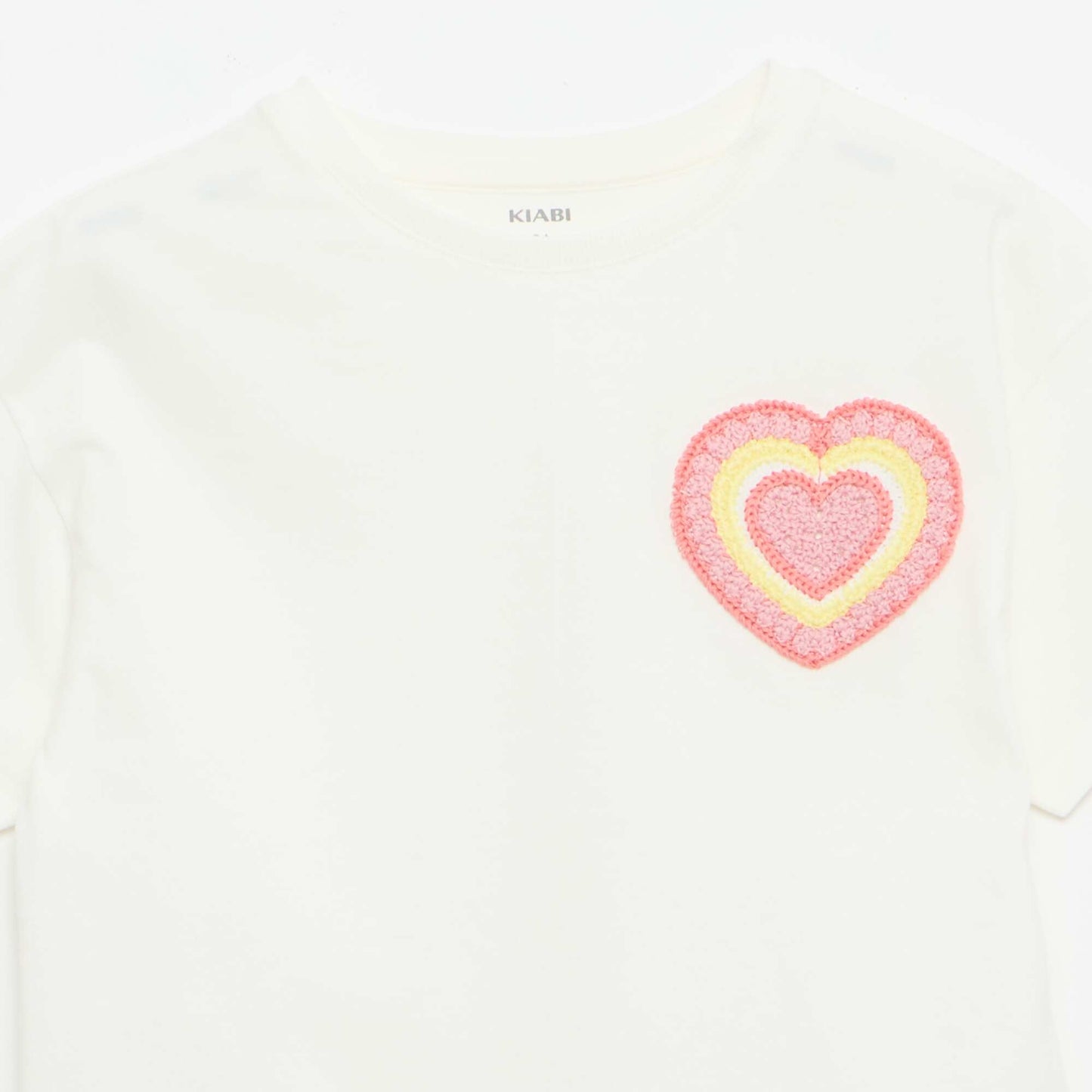 მაისური მკერდზე ნაქარგებით თეთრი