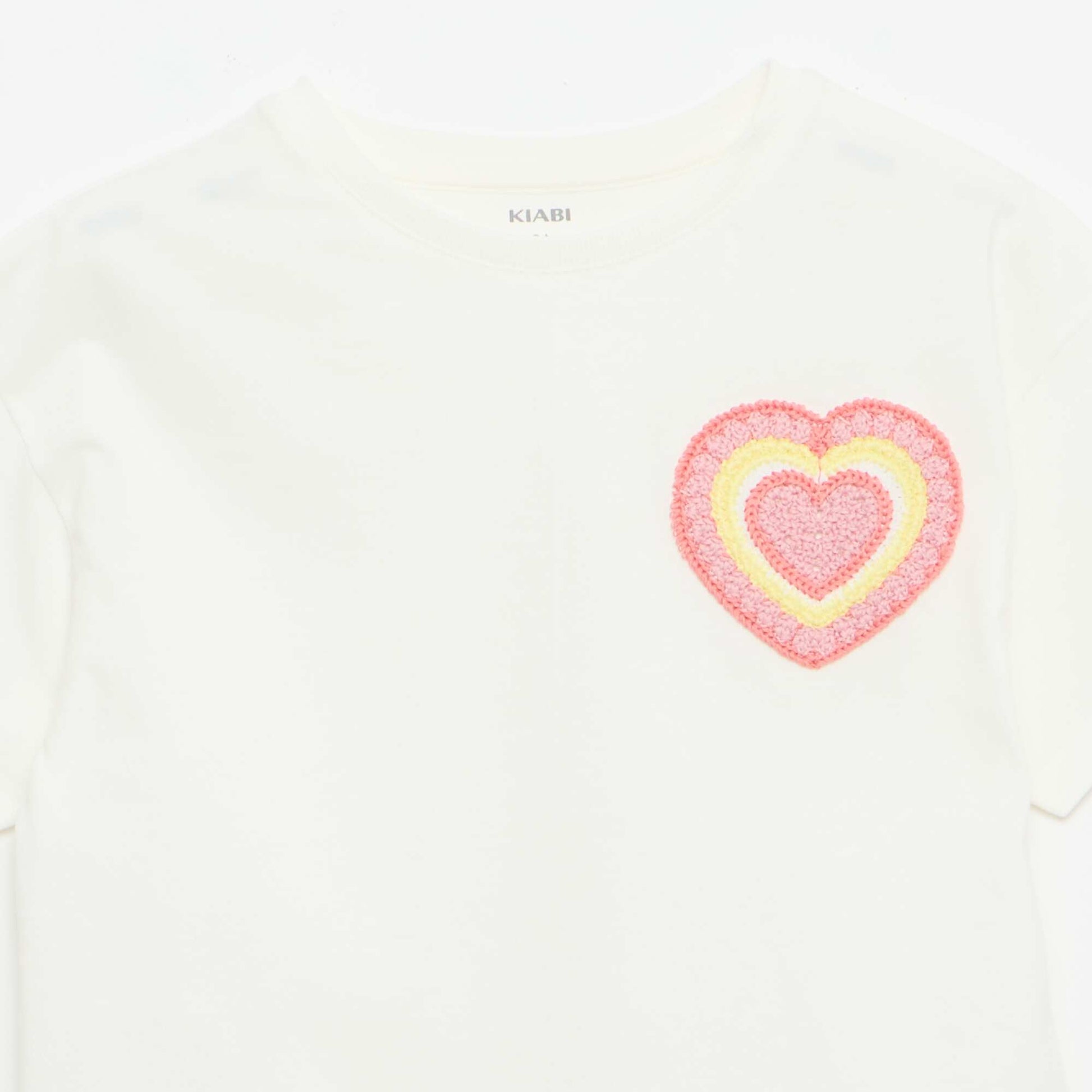 მაისური მკერდზე ნაქარგებით თეთრი