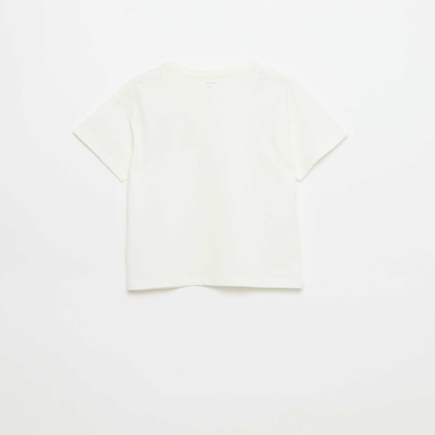 მაისური მკერდზე ნაქარგებით თეთრი