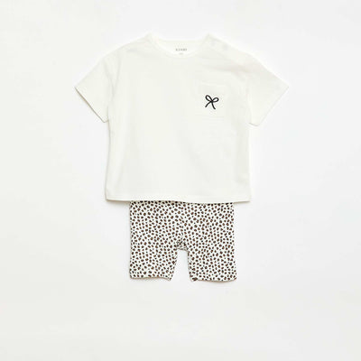 ვერტიკალურ ღარიანი მაისური და ველოსიპედი შორტი კომპლექტი - 2 ცალი თეთრი