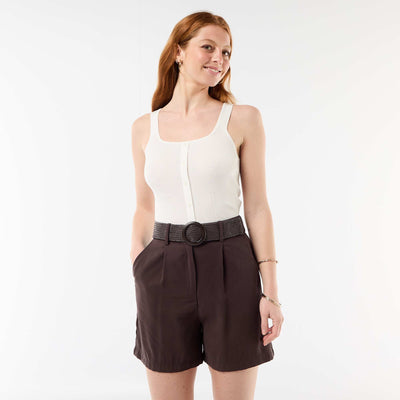 მსუბუქი შორტი ქამრის ბალთით ყავისფერი