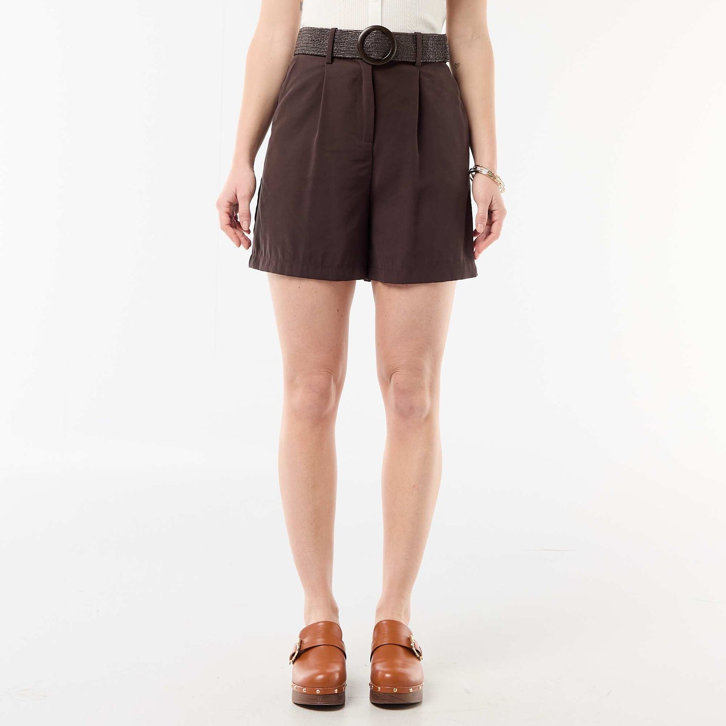 მსუბუქი შორტი ქამრის ბალთით ყავისფერი