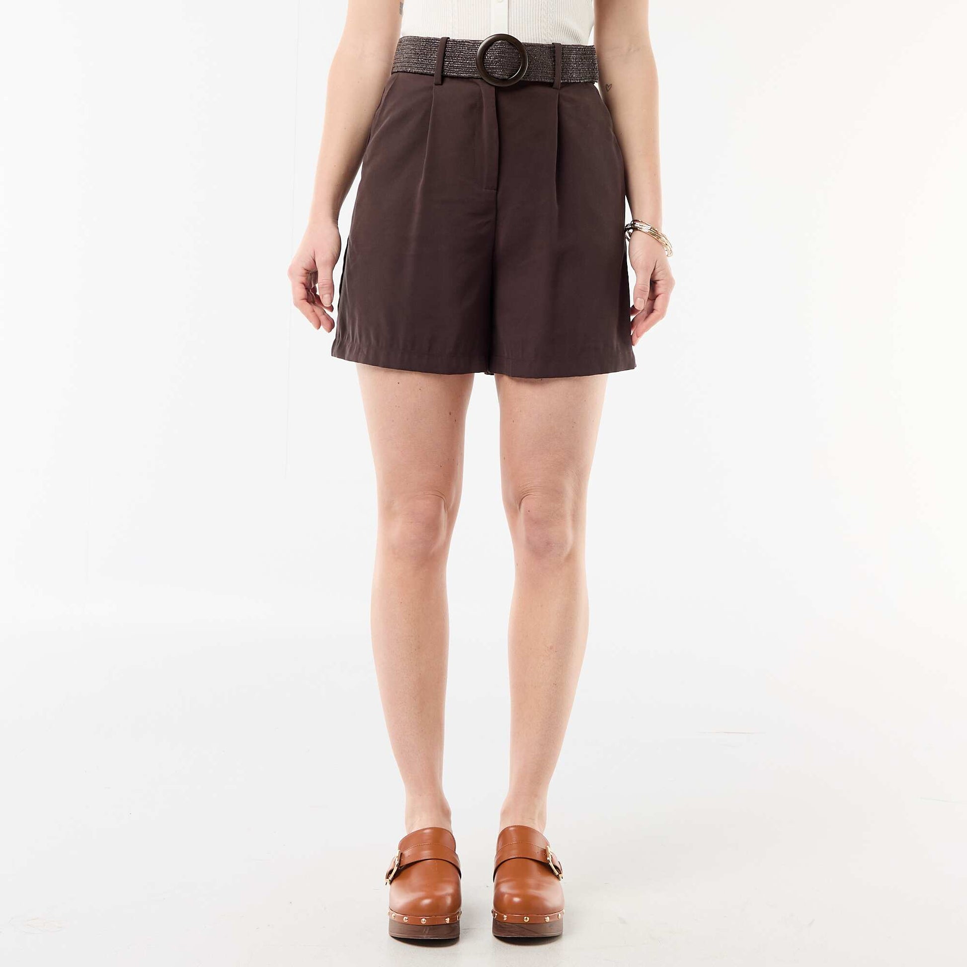 მსუბუქი შორტი ქამრის ბალთით ყავისფერი