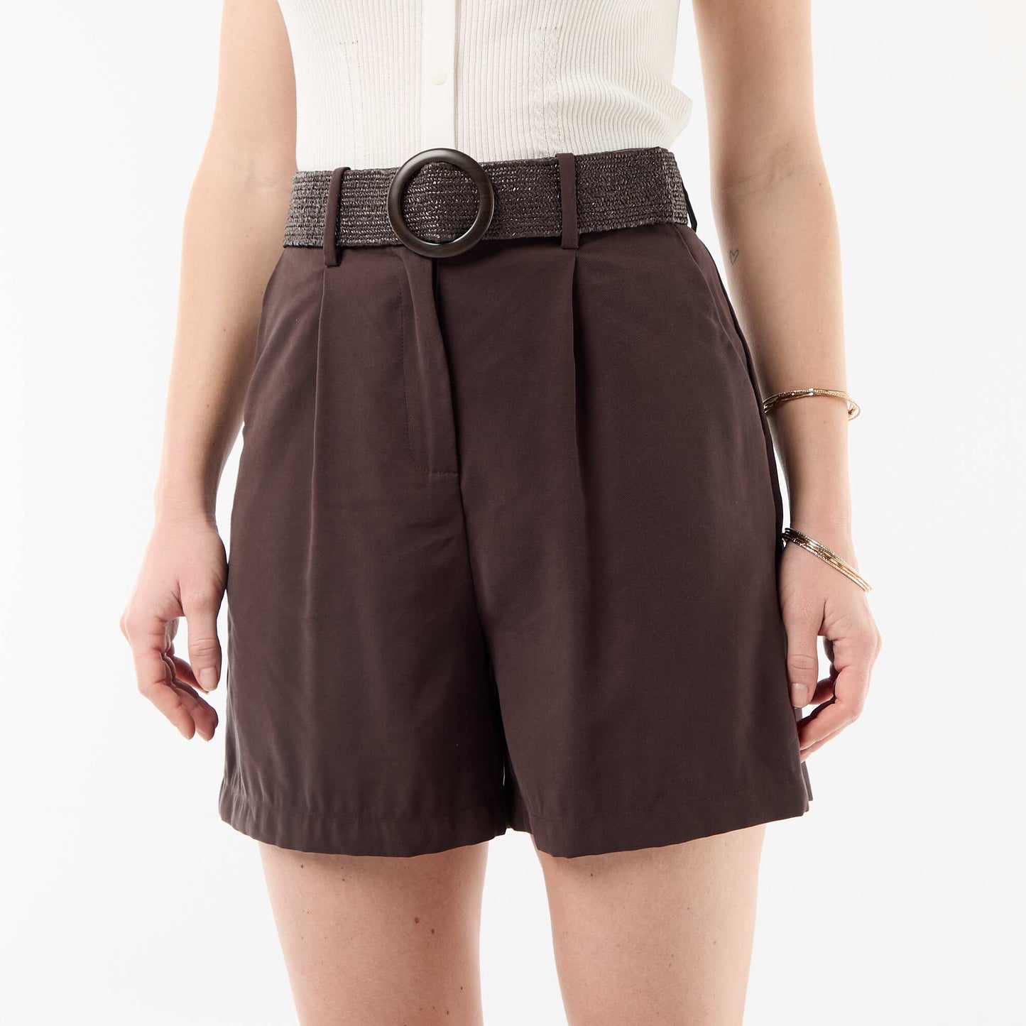 მსუბუქი შორტი ქამრის ბალთით ყავისფერი