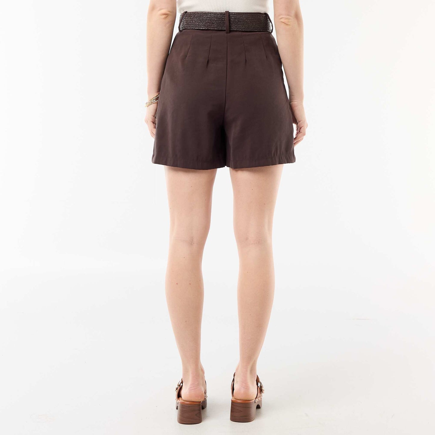 მსუბუქი შორტი ქამრის ბალთით ყავისფერი