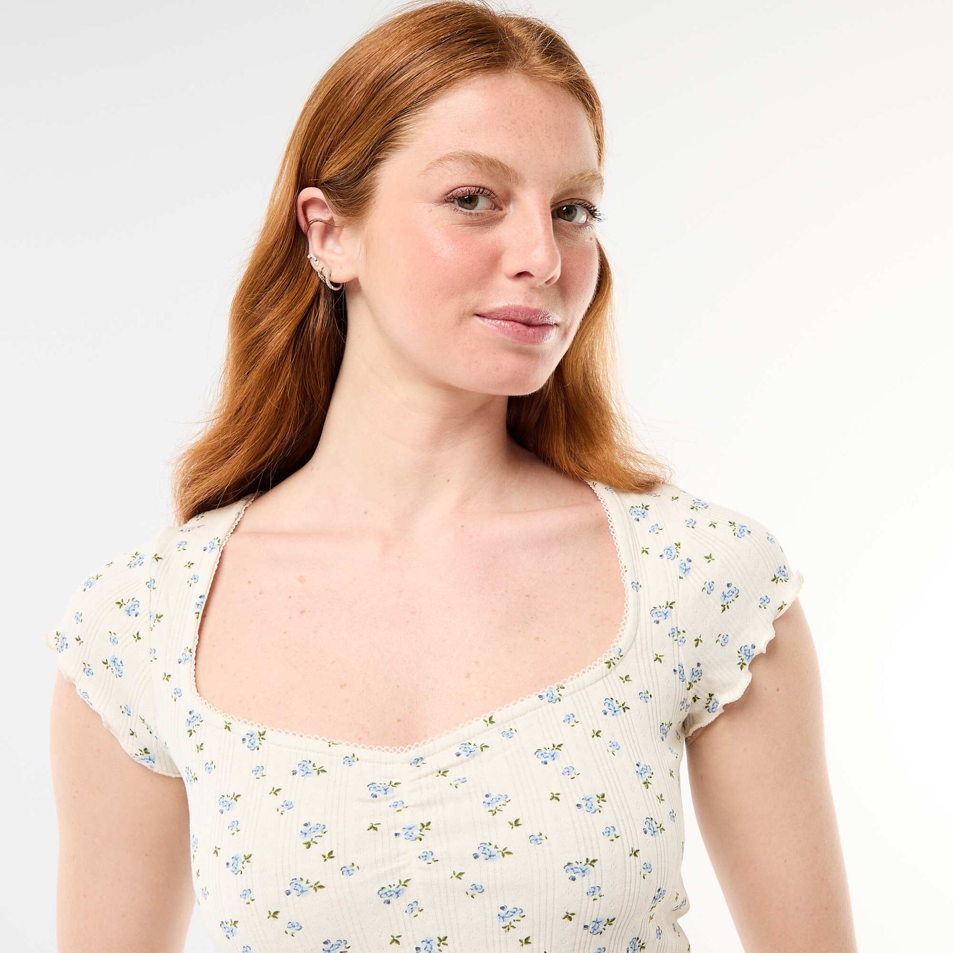 Ribbed short-sleeved T-shirt with ruffled sleeves WHITE