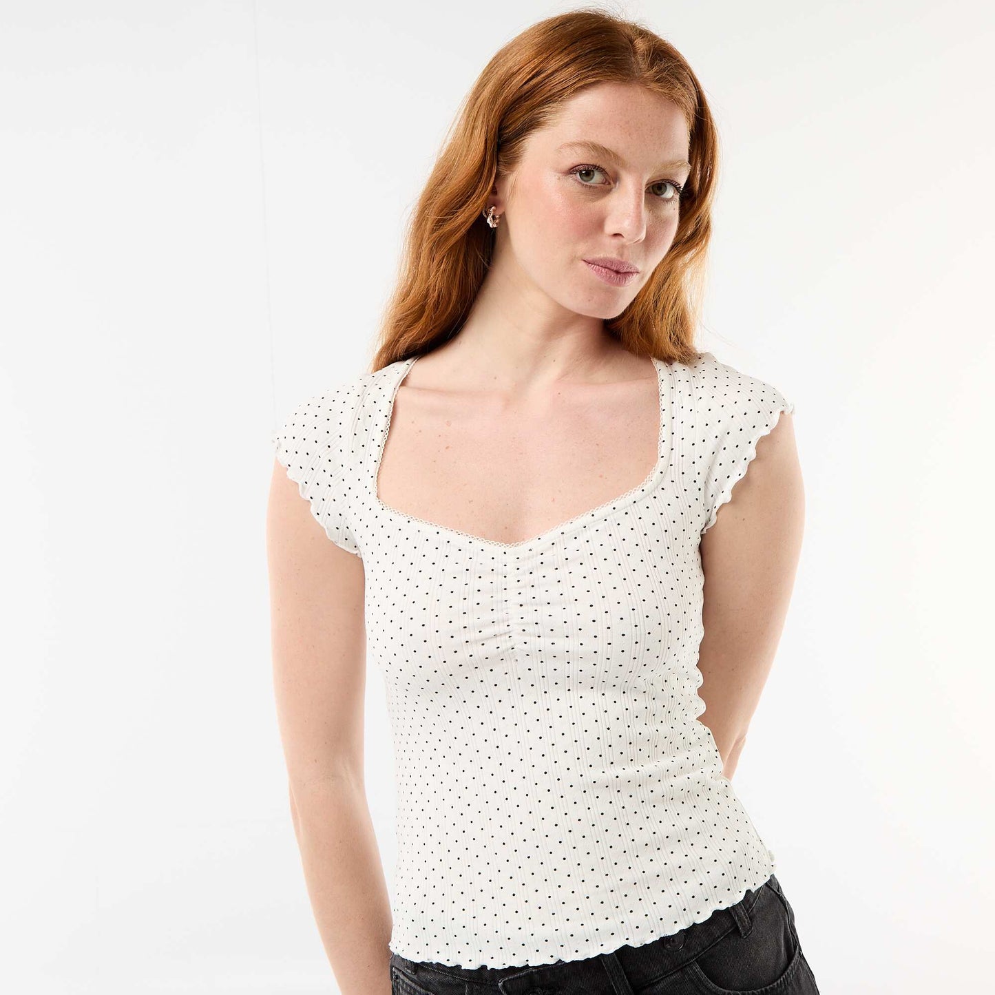 Ribbed short-sleeved T-shirt with ruffled sleeves WHITE