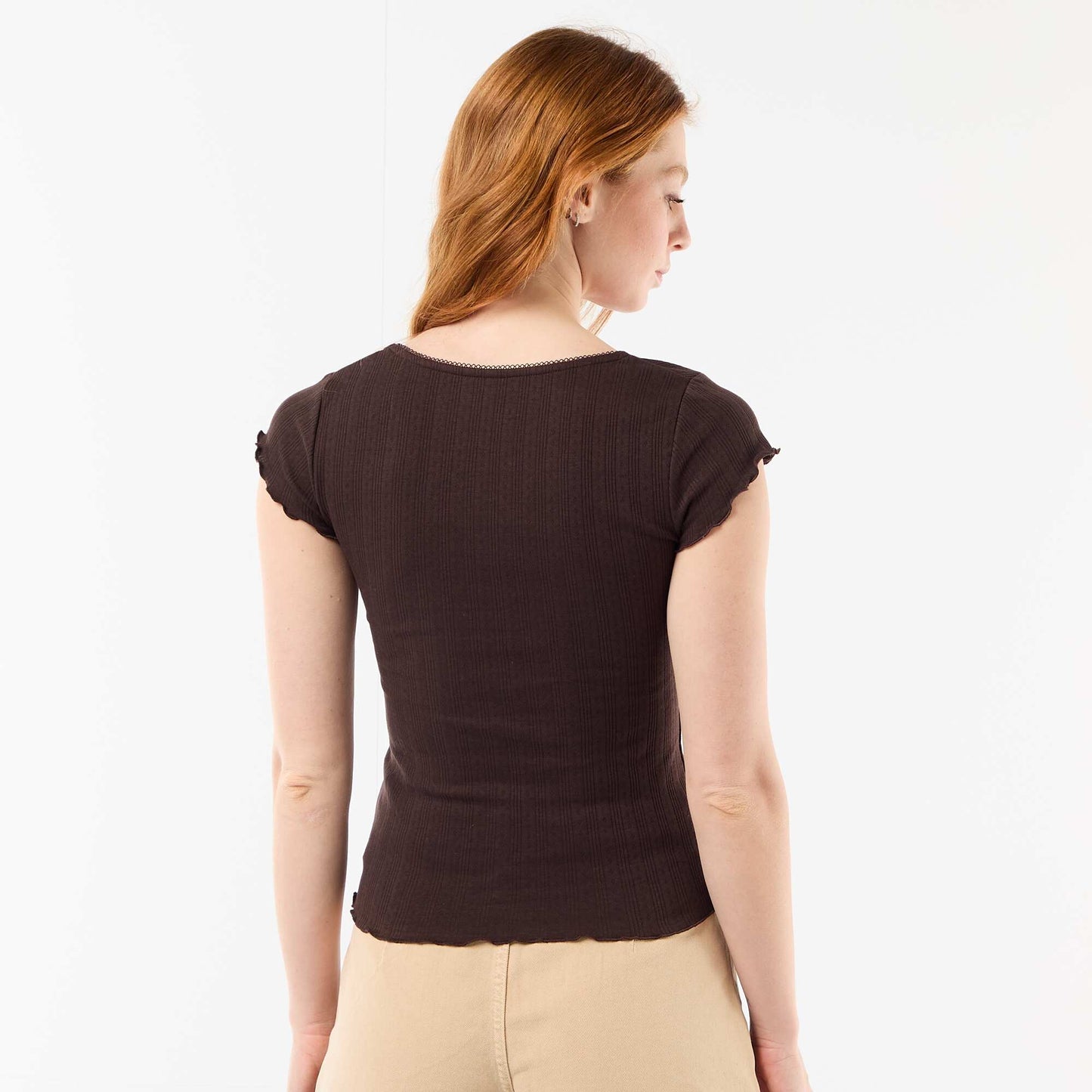Ribbed short-sleeved T-shirt with ruffled sleeves BROWN