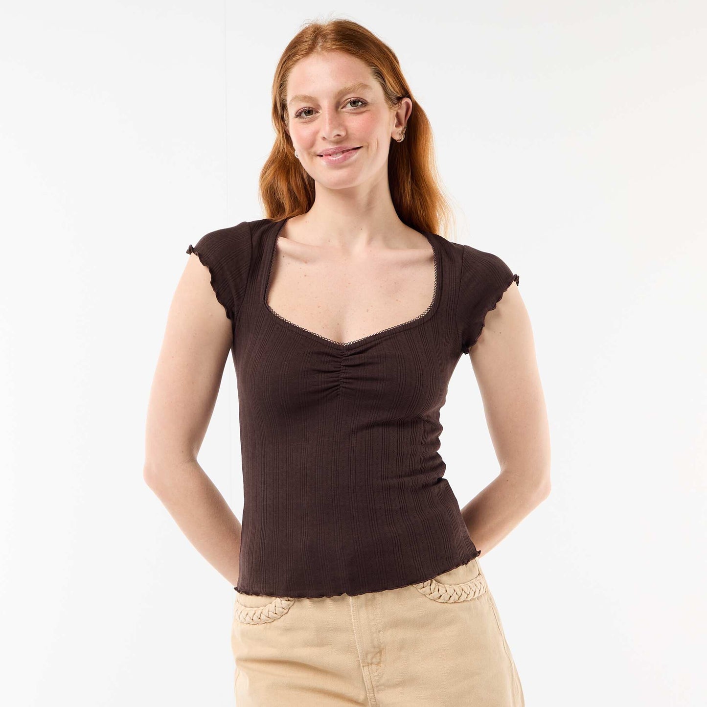 Ribbed short-sleeved T-shirt with ruffled sleeves BROWN