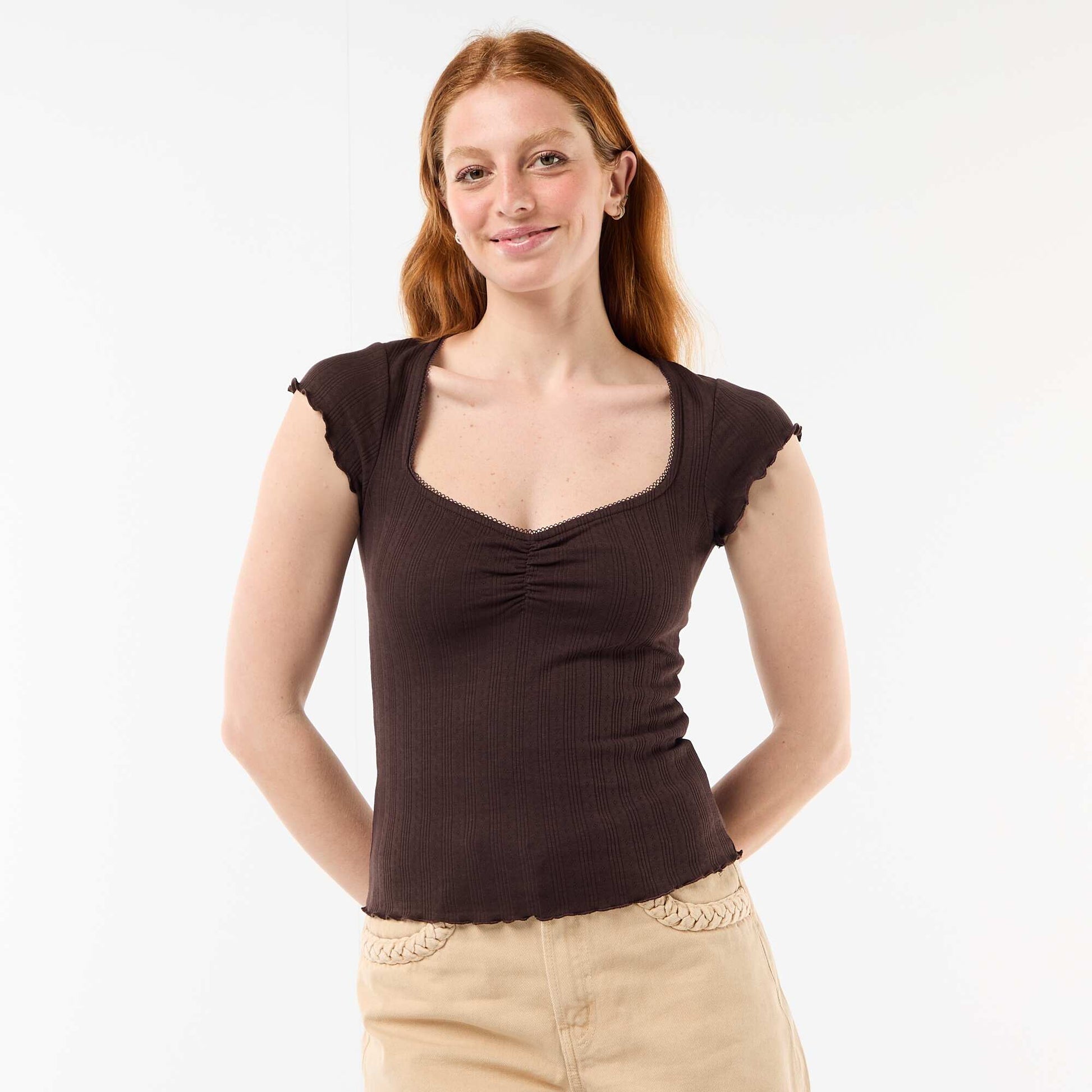 Ribbed short-sleeved T-shirt with ruffled sleeves BROWN