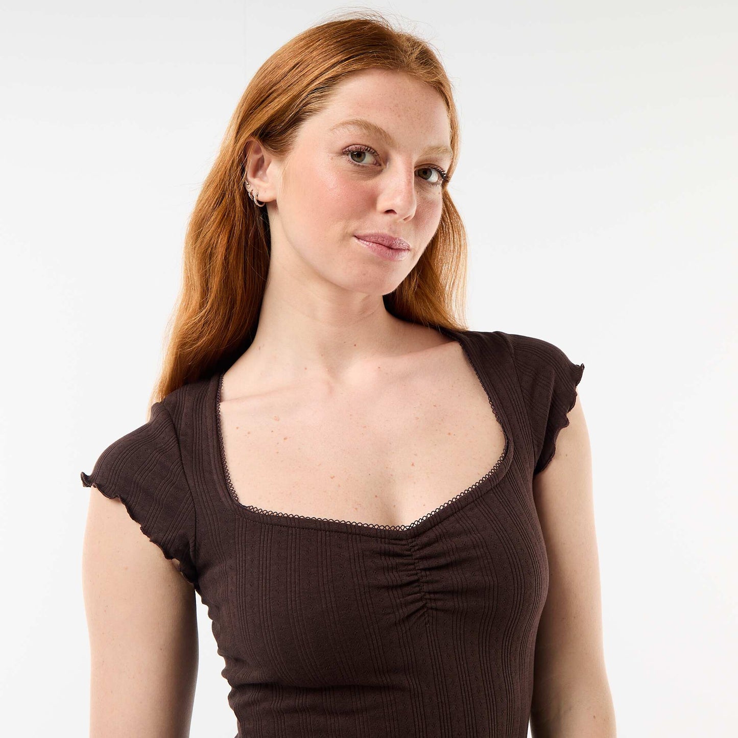 Ribbed short-sleeved T-shirt with ruffled sleeves BROWN