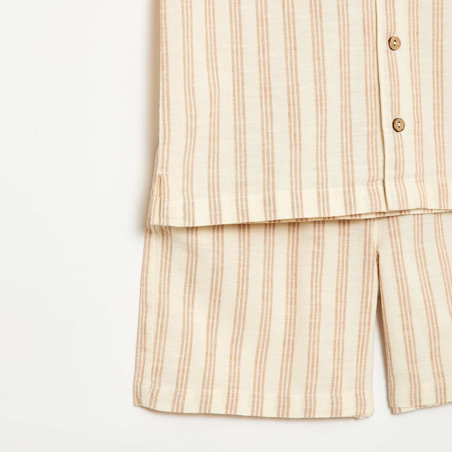 ზოლიანი პერანგი და შორტი ნაკრები კრემისფერი