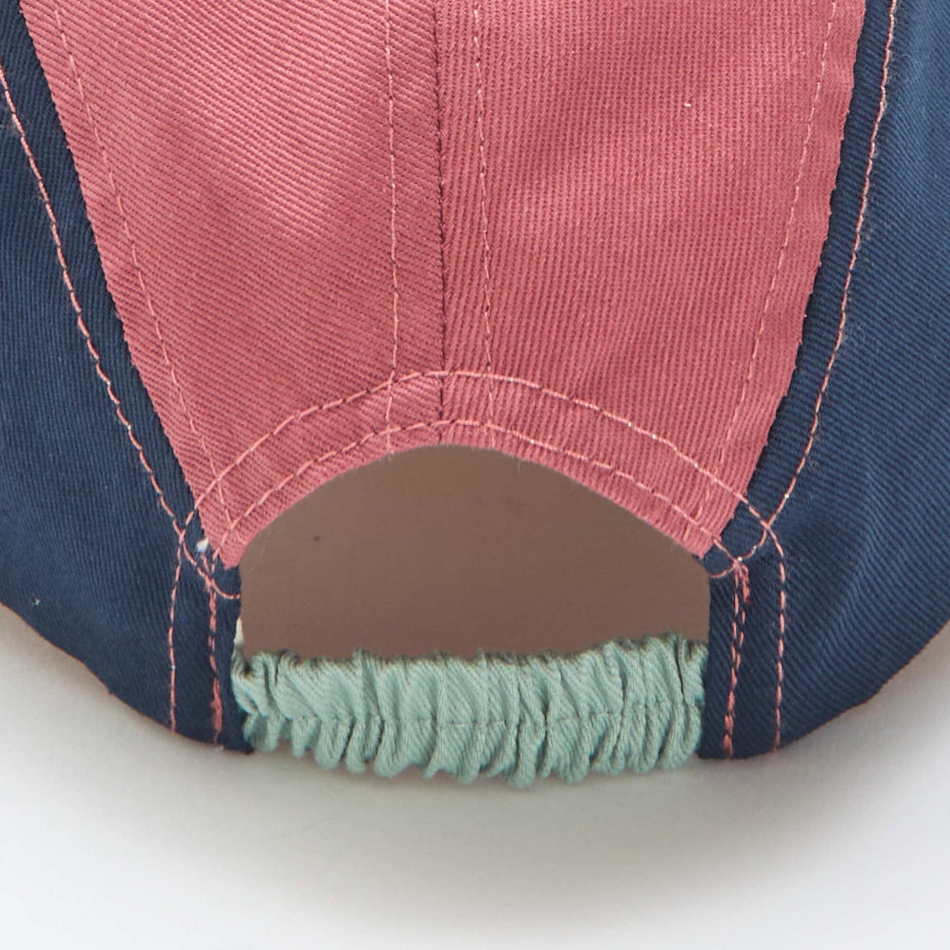 მრავალფეროვანი ქუდი კრემისფერი