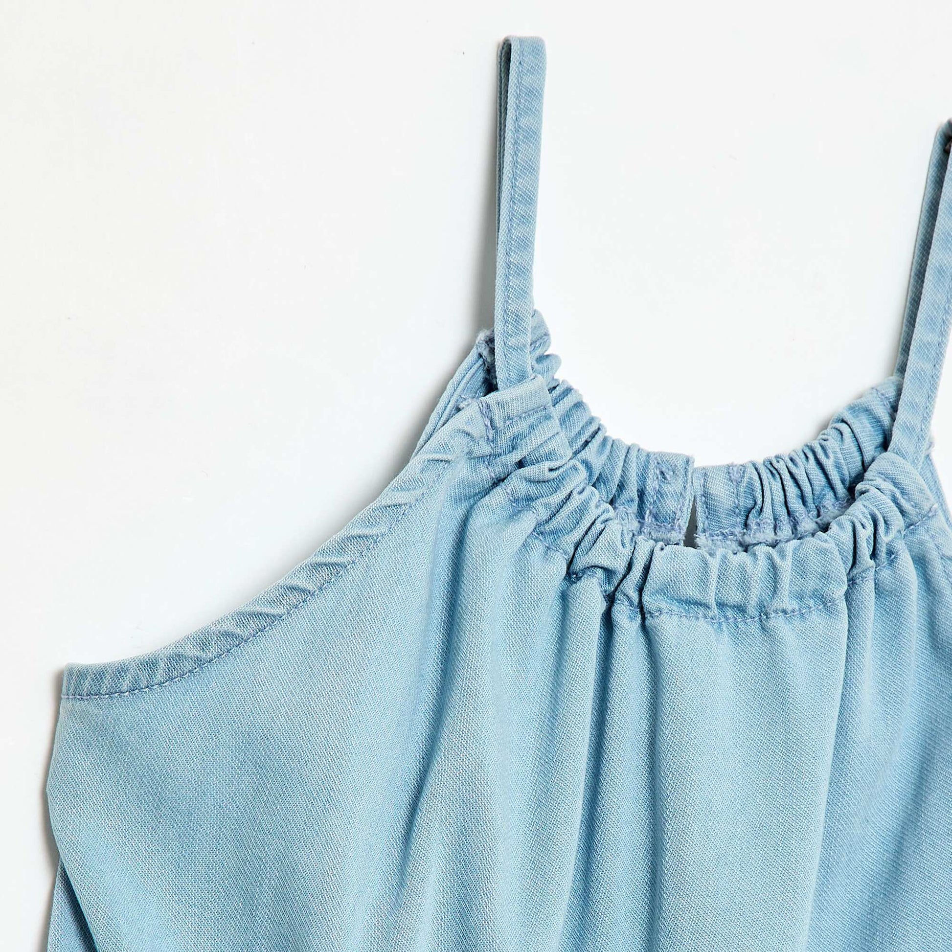 სადა კაბა თასმებით და ფრიალებით ლურჯი