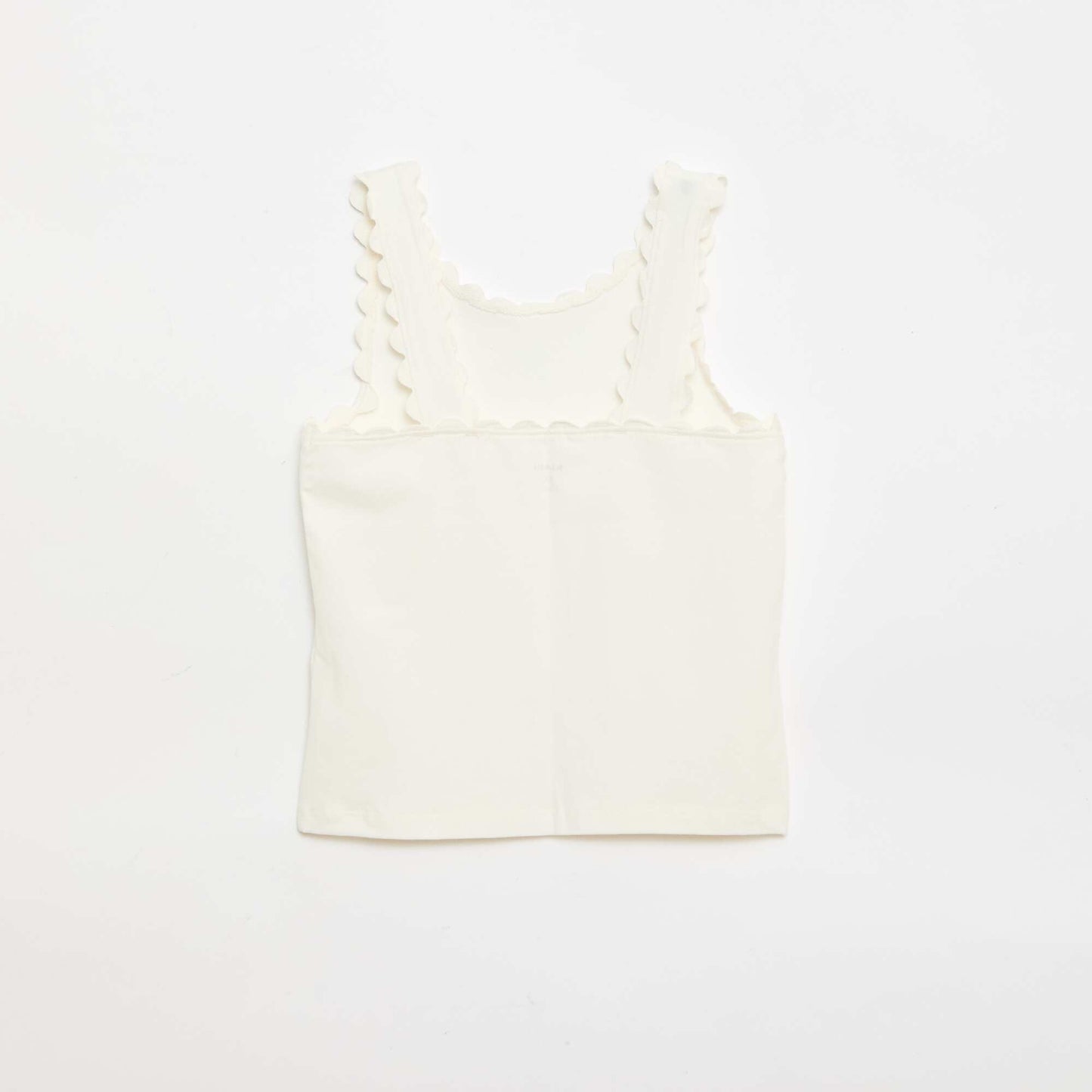 მყარი ზედა ტალღოვანი კიდეებით თეთრი
