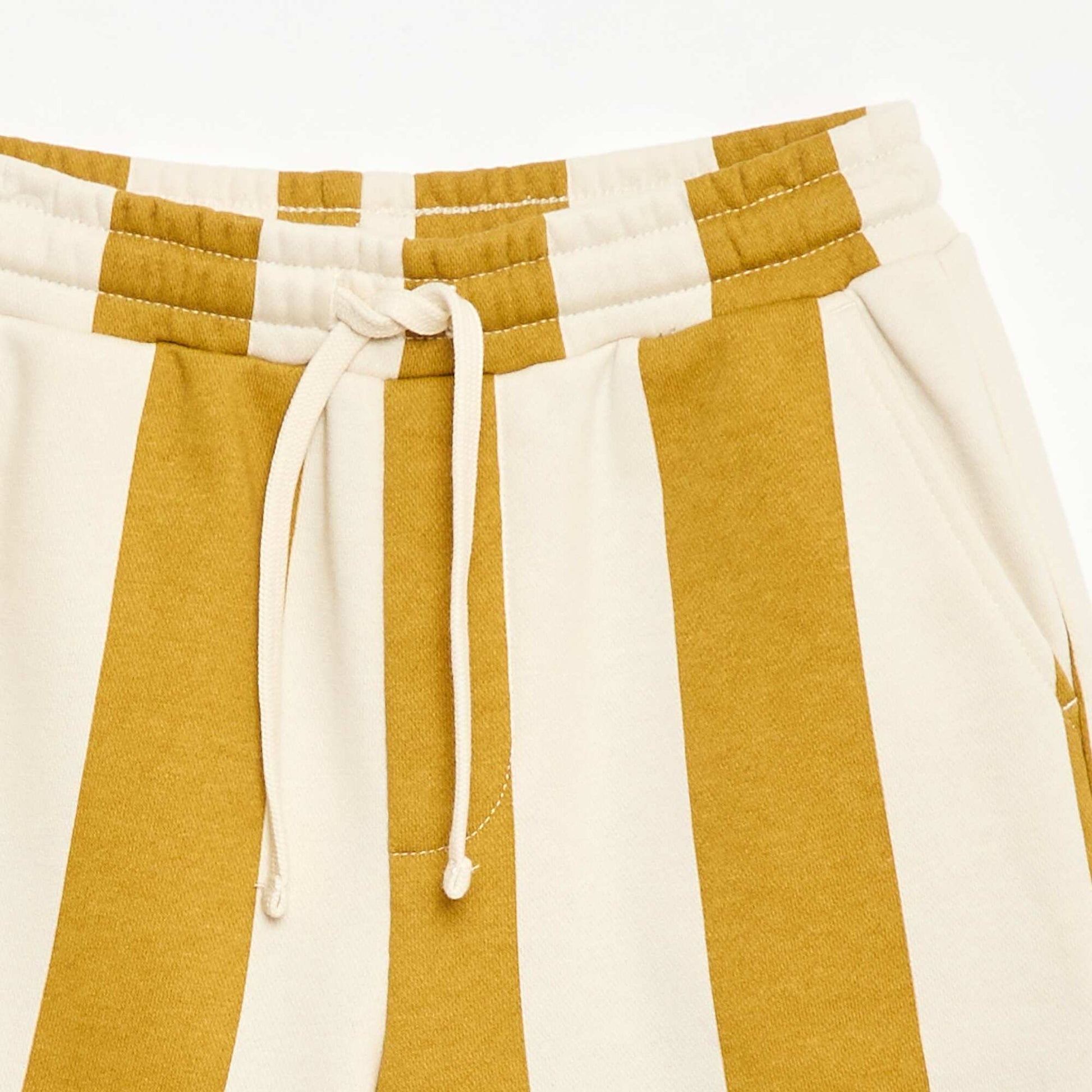 ორნამენტებიანი ფრანგული ტერი ბერმუდის შორტი კრემისფერი