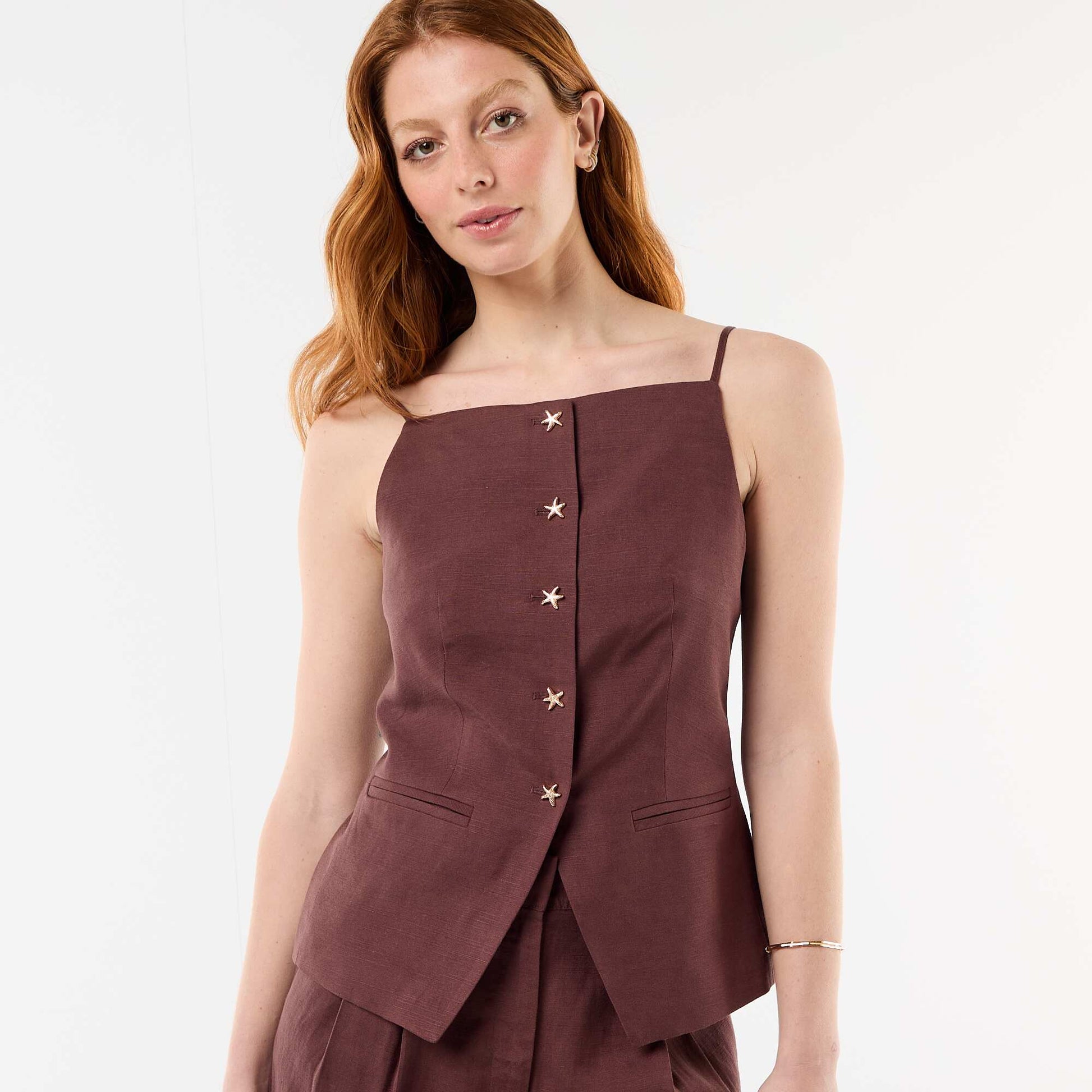 Linen Top with a Vest-Like Feel BROWN