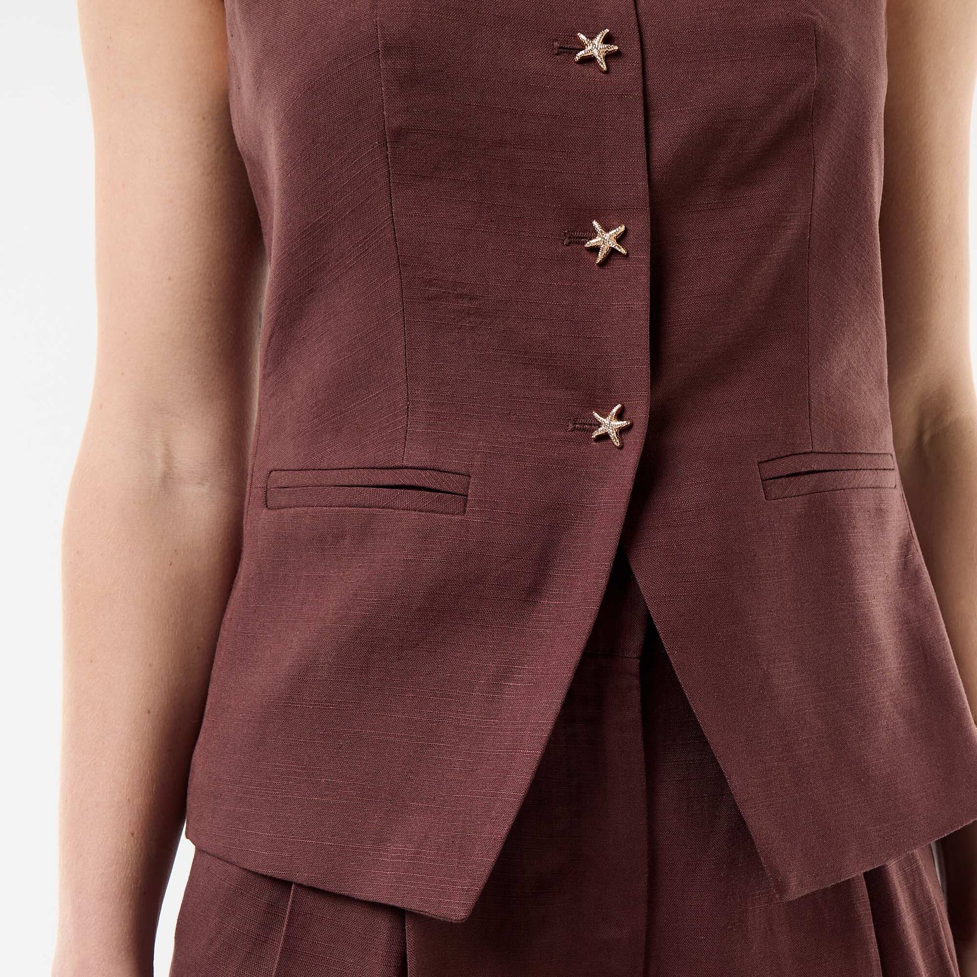 Linen Top with a Vest-Like Feel BROWN